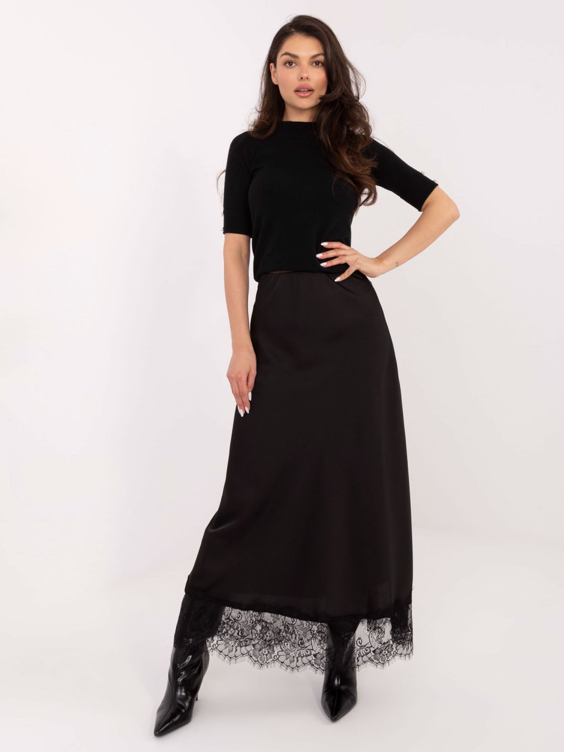 Eleganten črn pulover s stoječim ovratnikom in gumbi