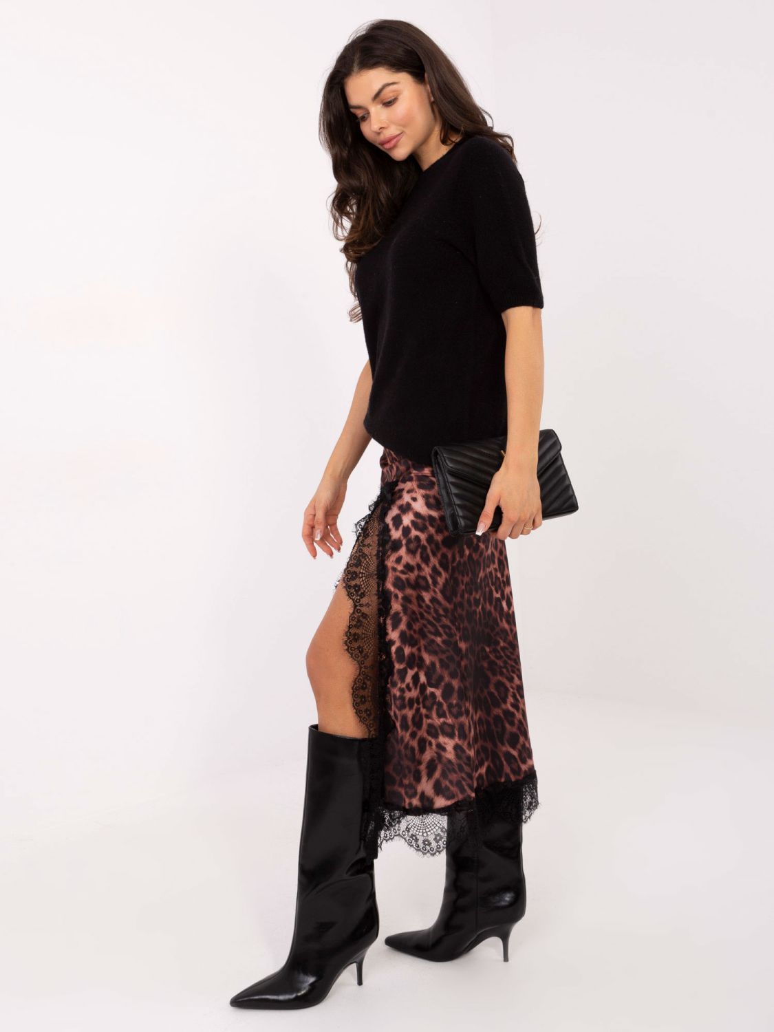 Črn pulover s kratkimi rokavi in okroglim izrezom