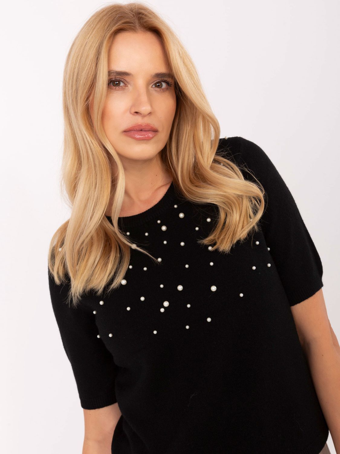 Eleganten črn pulover z aplikacijo