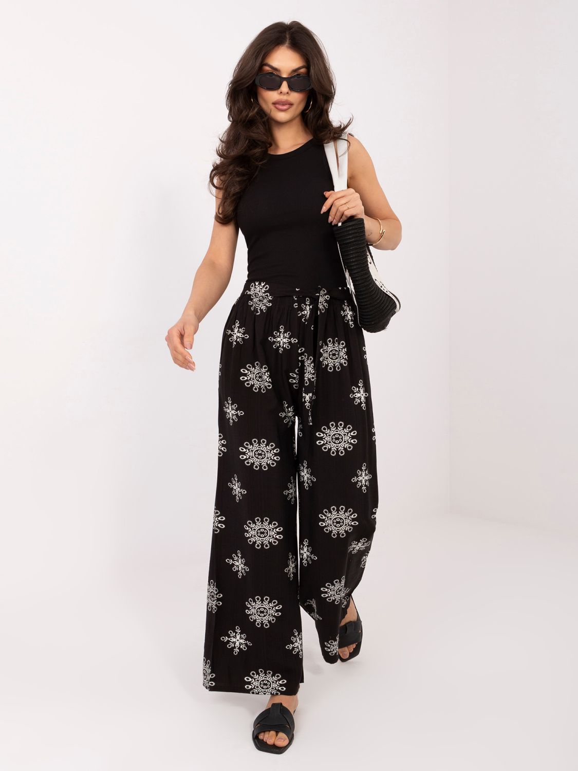 Črn rebrast top brez rokavov