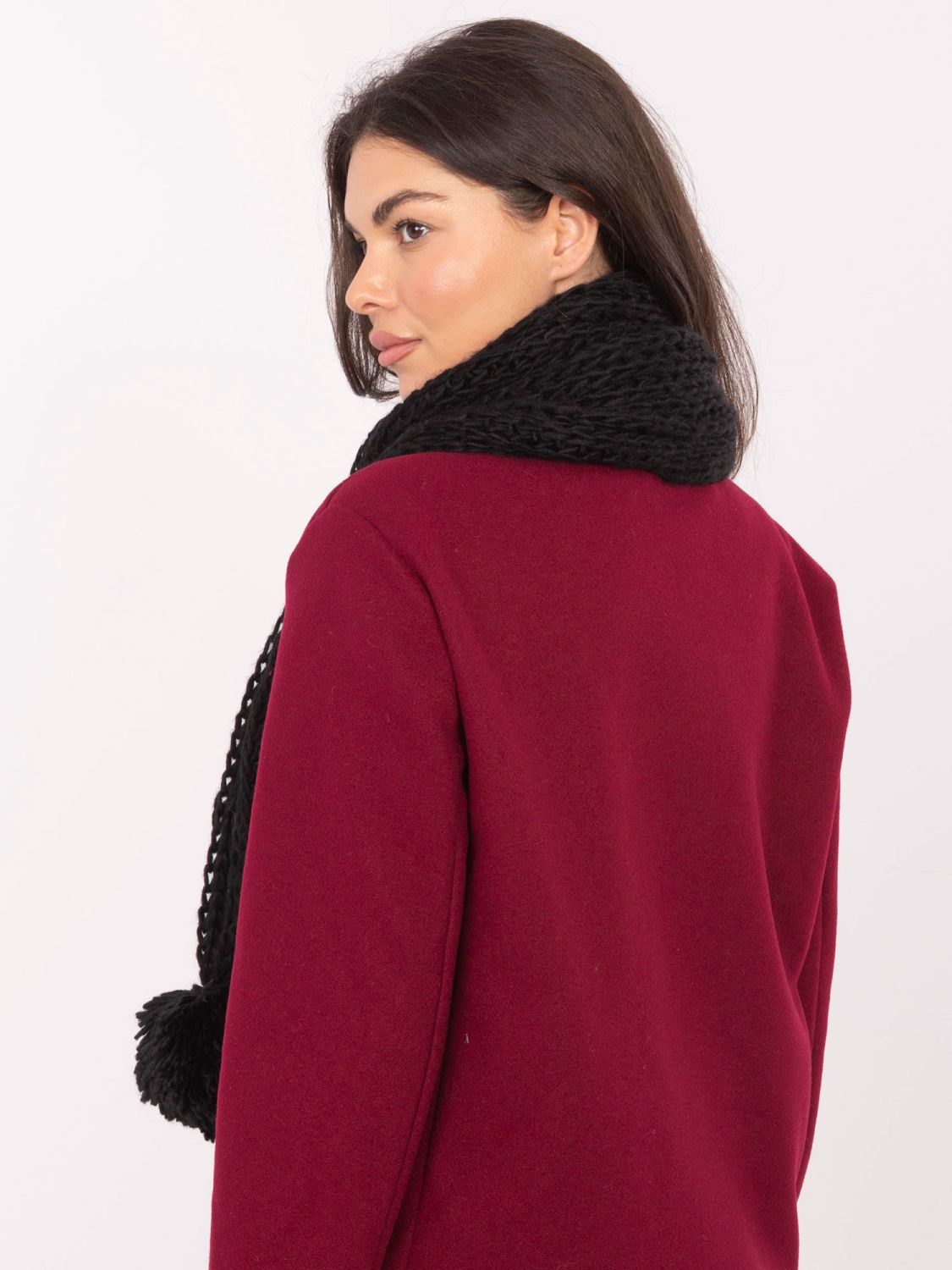 Črn akrilni šal s cofom