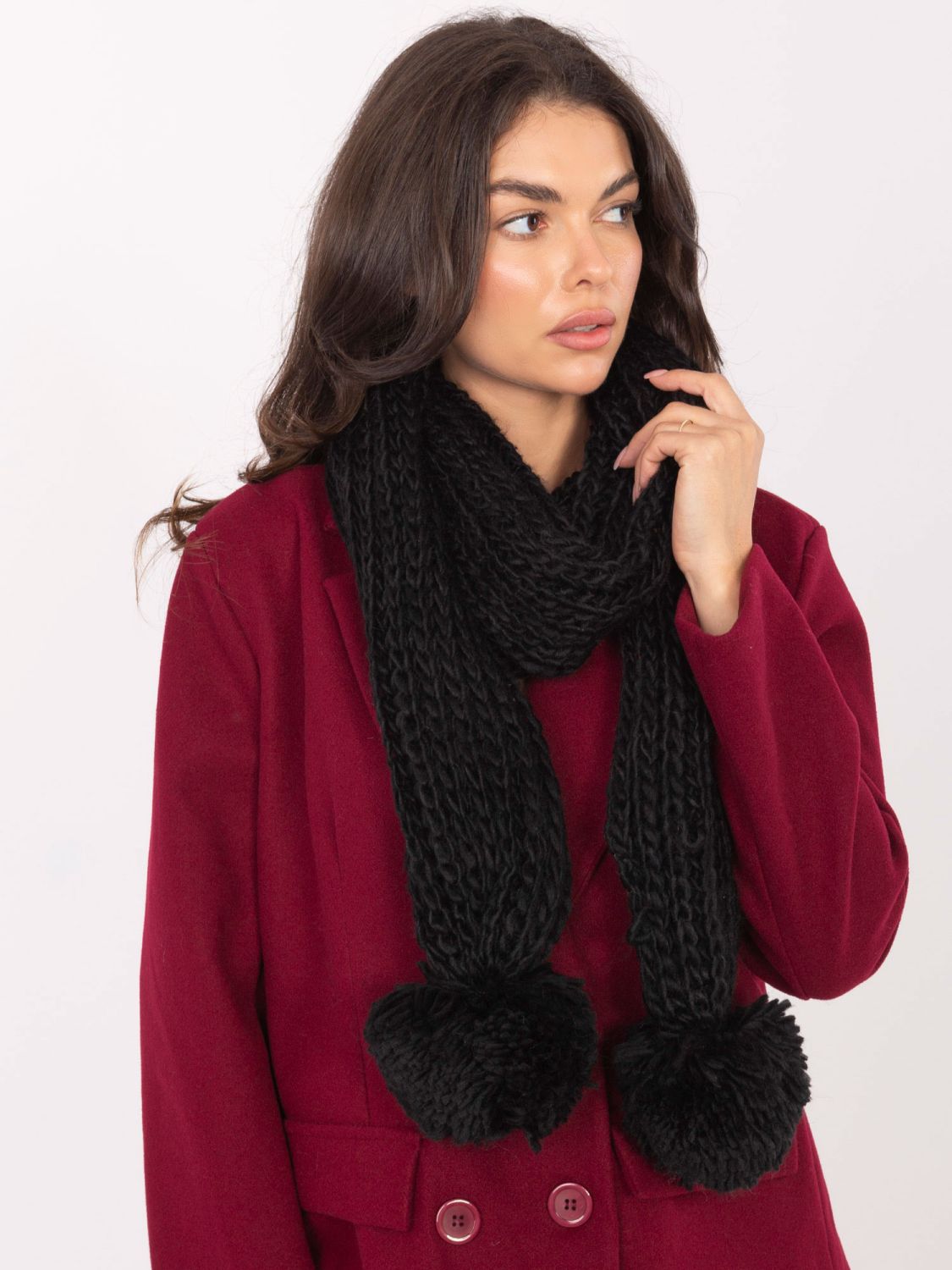 Črn akrilni šal s cofom