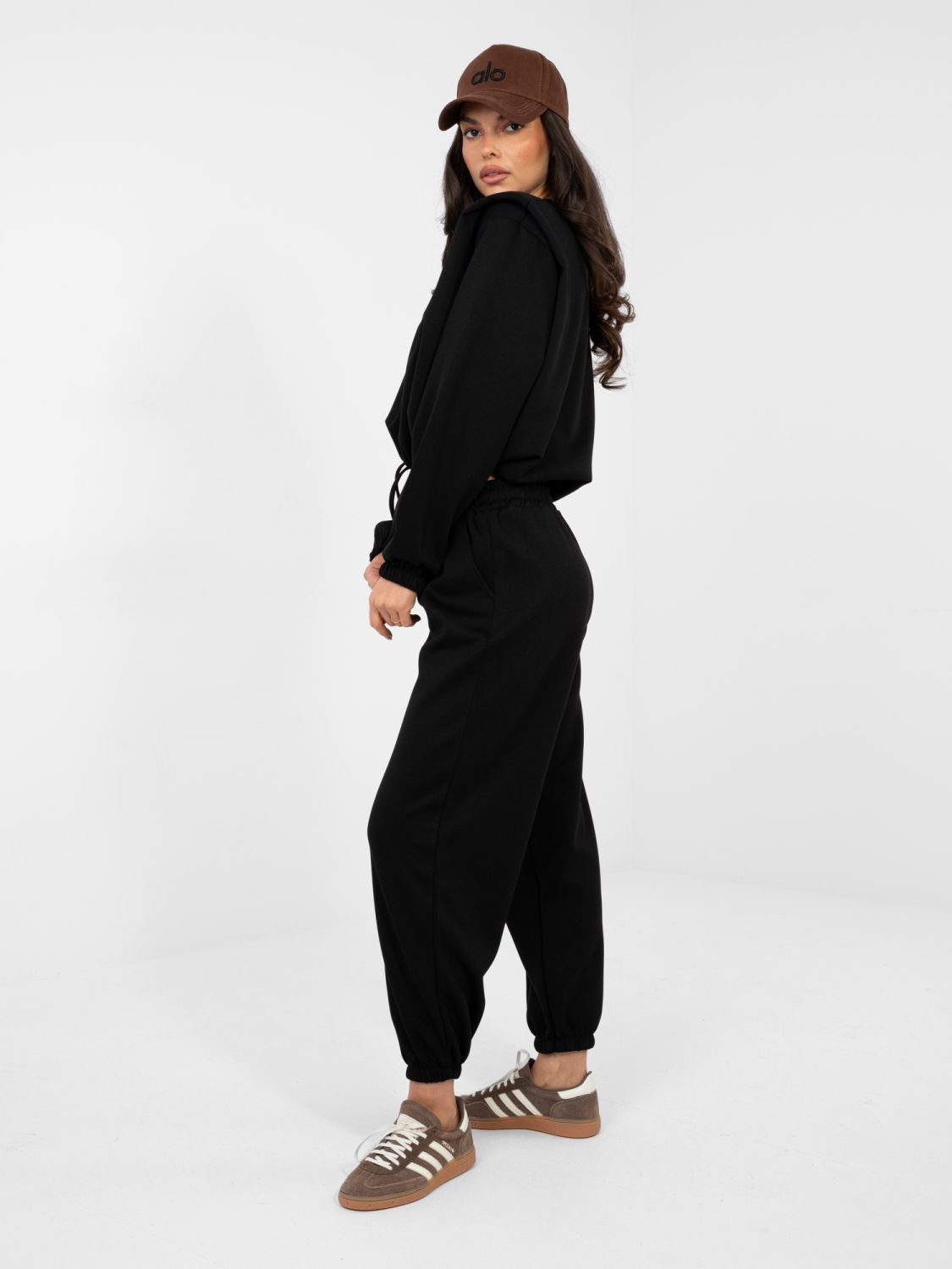 Črn ženski komplet z zavezovanjem in ramenskimi blazinicami