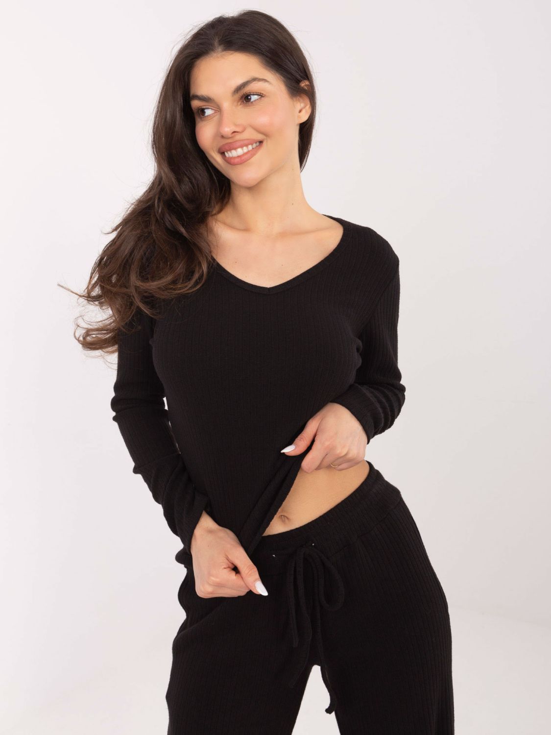 Črn rebrast pulover z V-izrezom