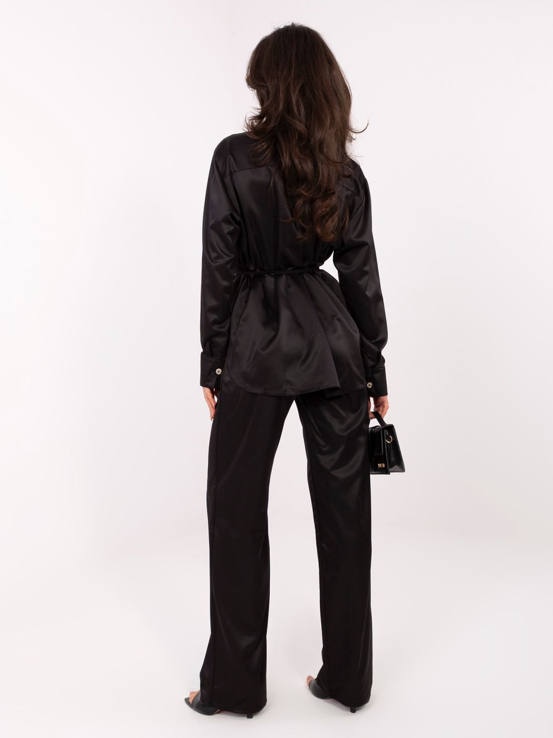 Elegantna črna komplet s srajco in hlačami