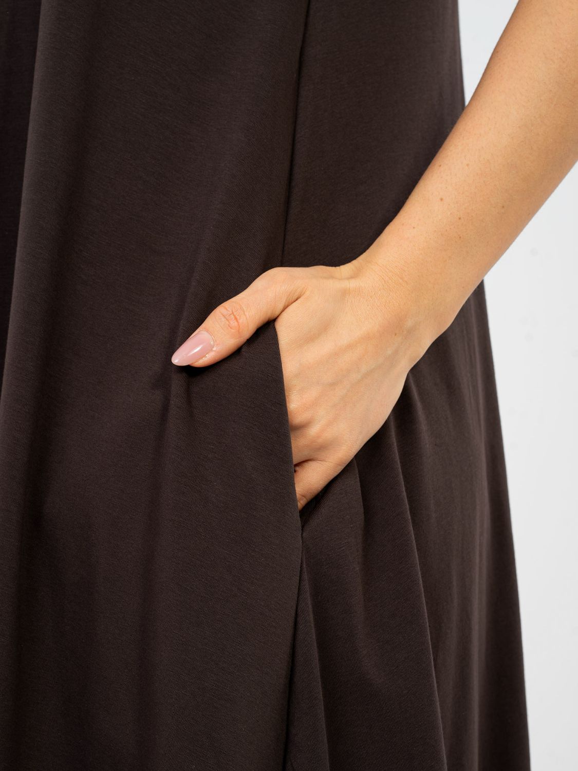 Maksimalna poletna obleka z V-izrezom, rjava