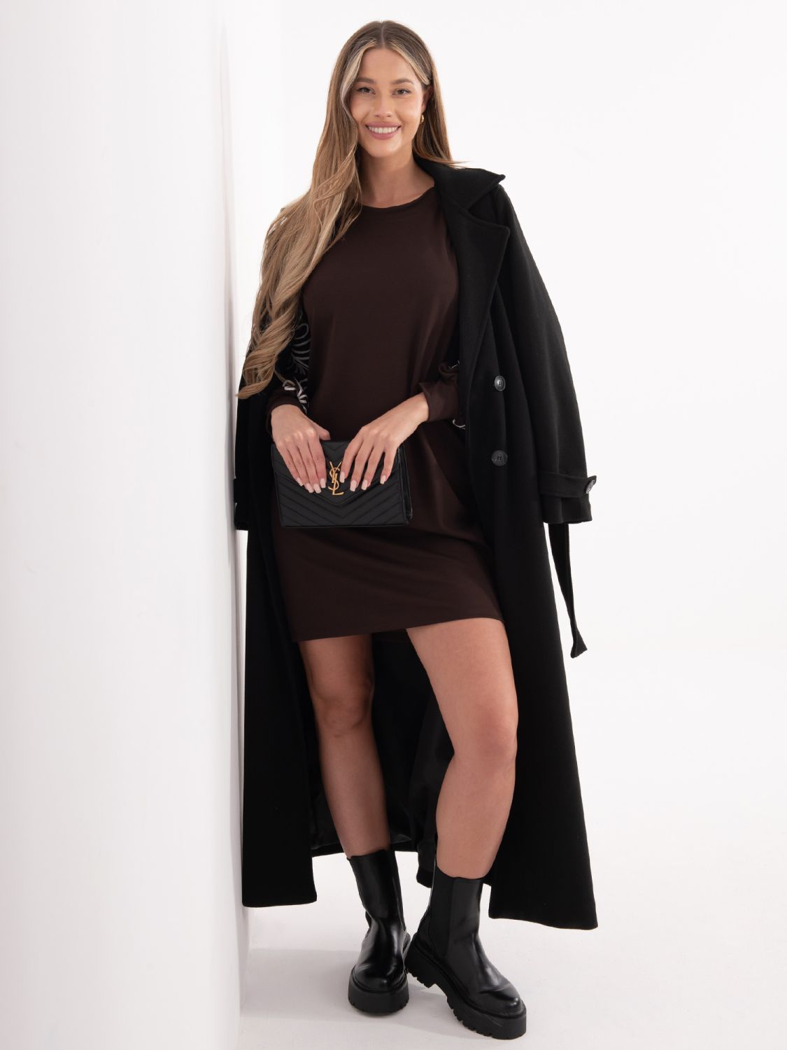 Kratka rjava obleka z vezenino in napihnjenimi rokavi