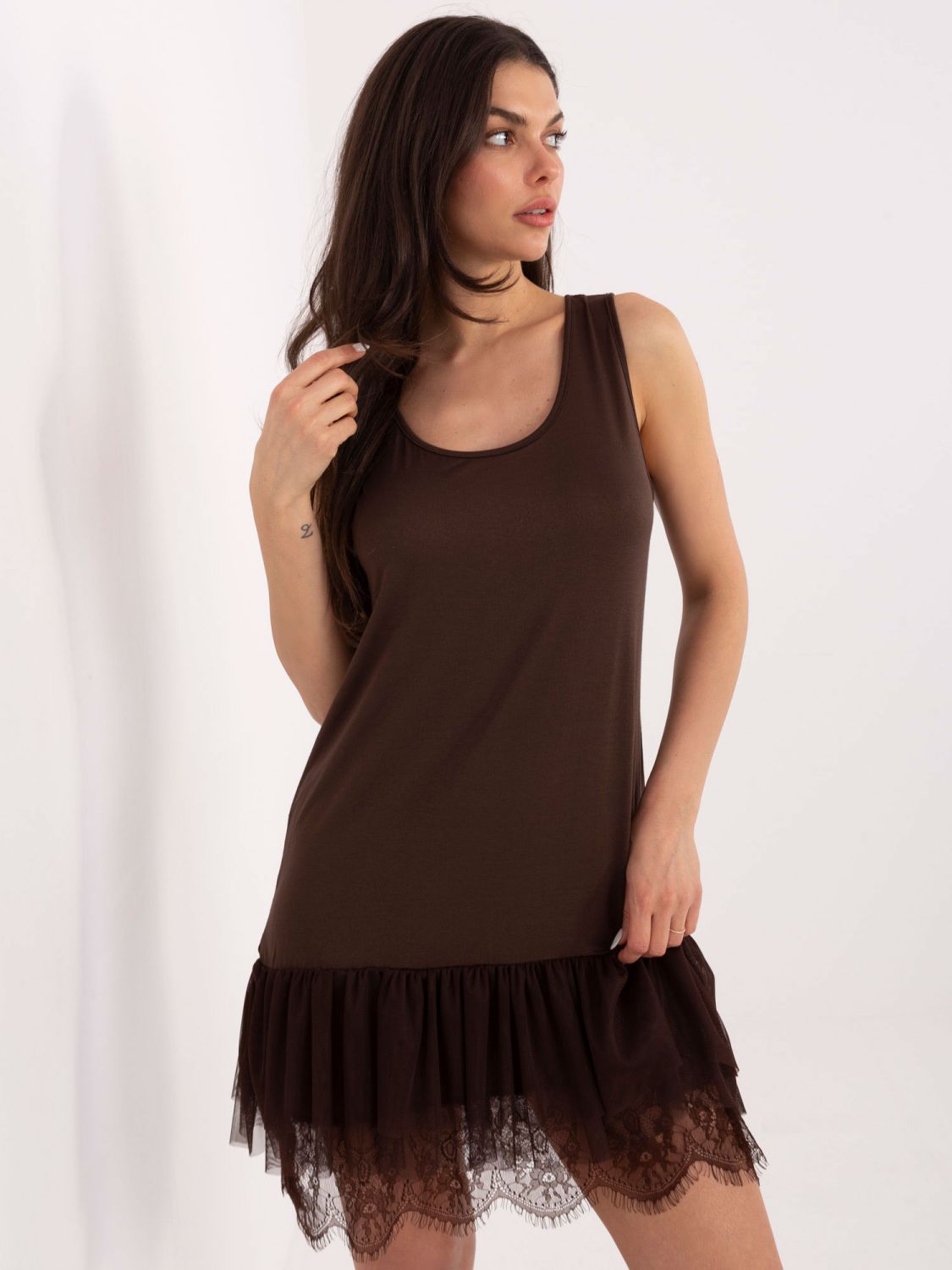 Rjava razširjena obleka s čipko
