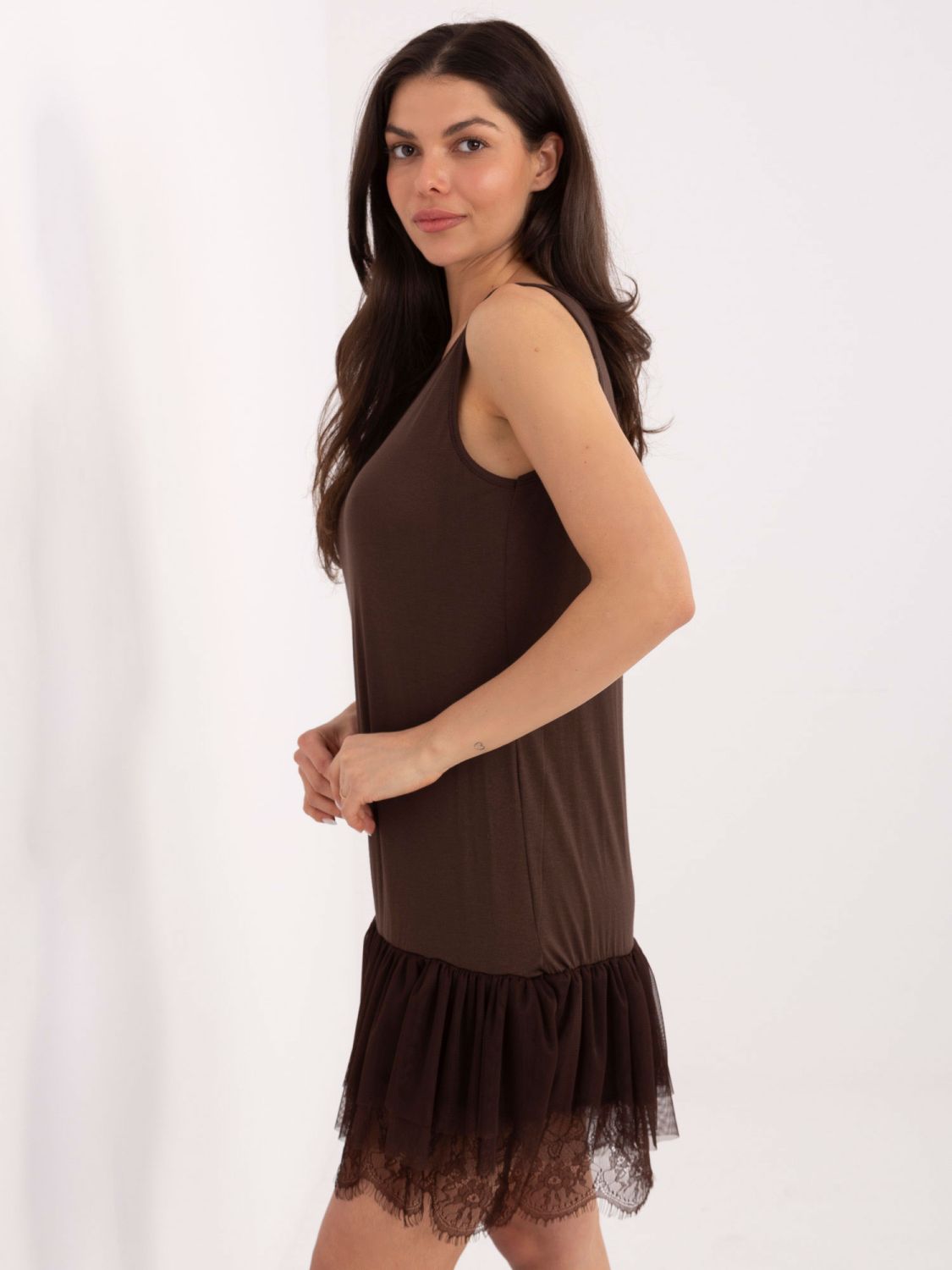 Rjava razširjena obleka s čipko