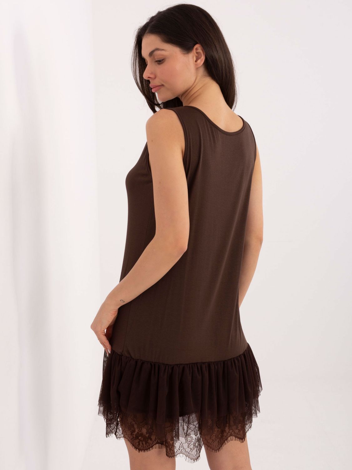 Rjava razširjena obleka s čipko