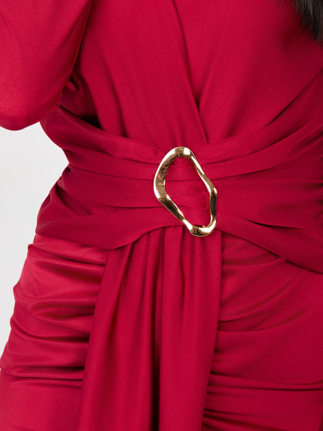 Elegantna rdeča maxi obleka z dolgimi rokavi in preklopnim izrezom