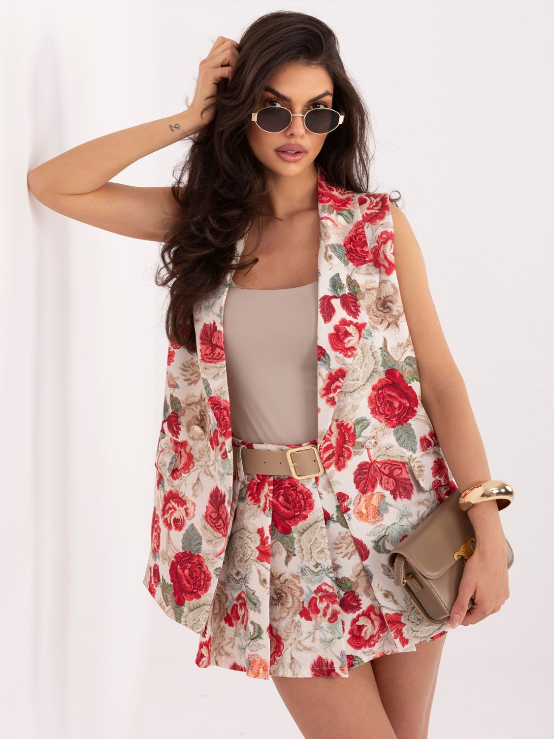 Elegantni rdeči telovnik s cvetličnim vzorcem