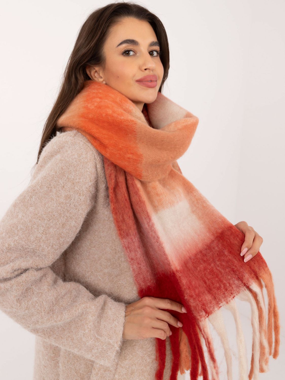 Rdeč šal s karo vzorcem