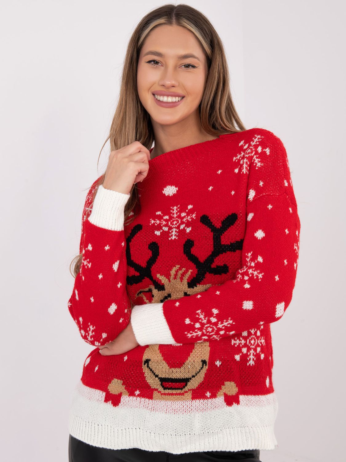 Rdeč pulover s potiskom in okroglim izrezom