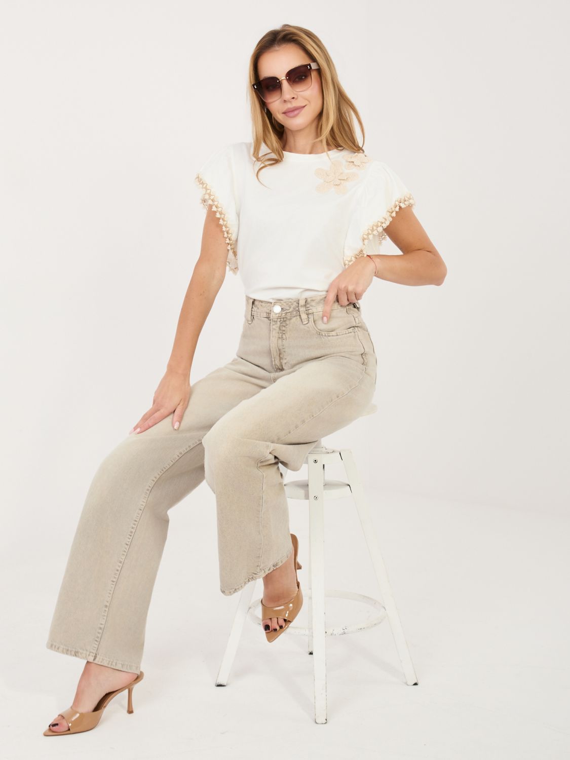 Bela bluza z aplikacijo