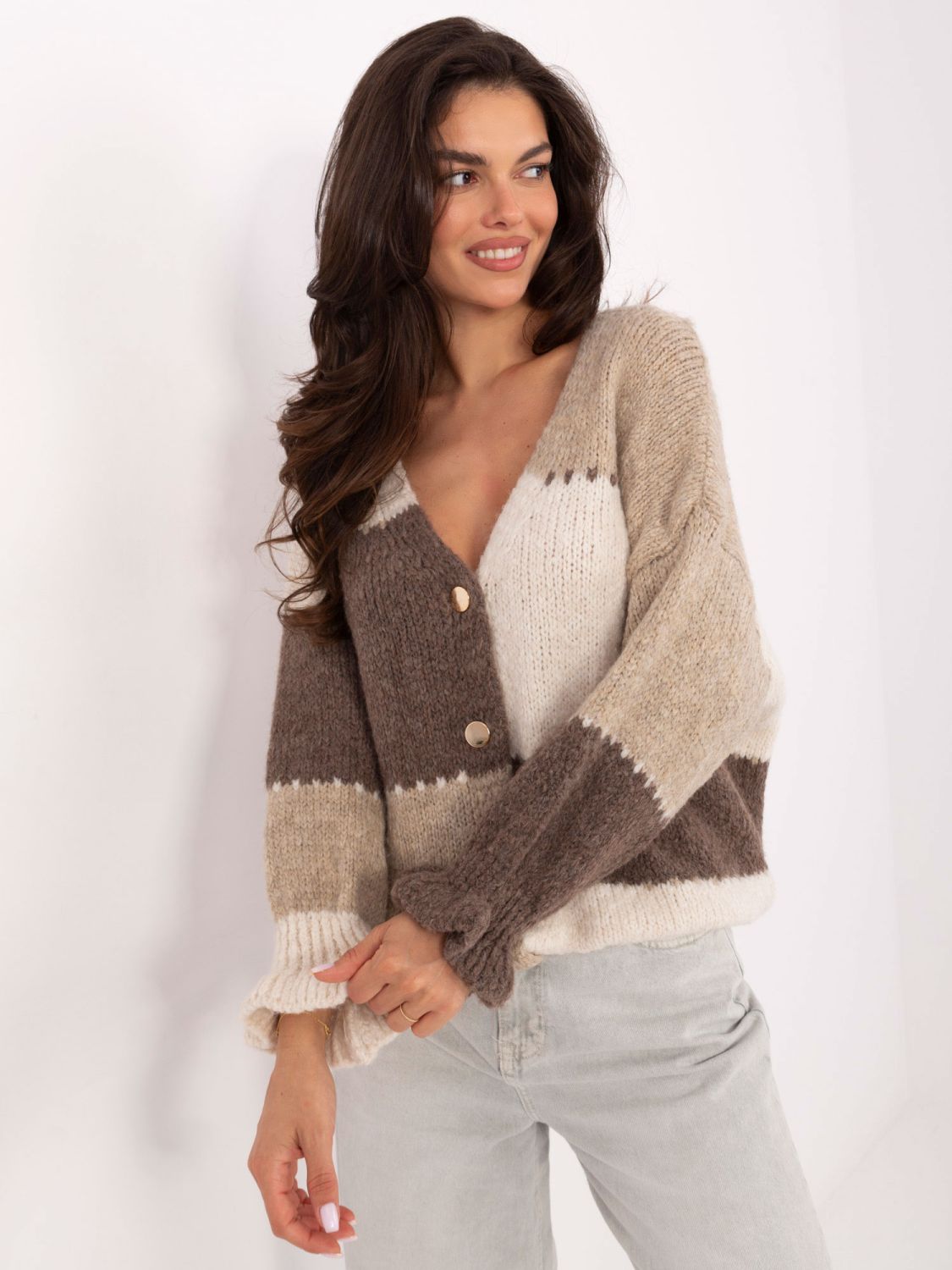 Bež pulover s črtami, volanom in V-izrezom