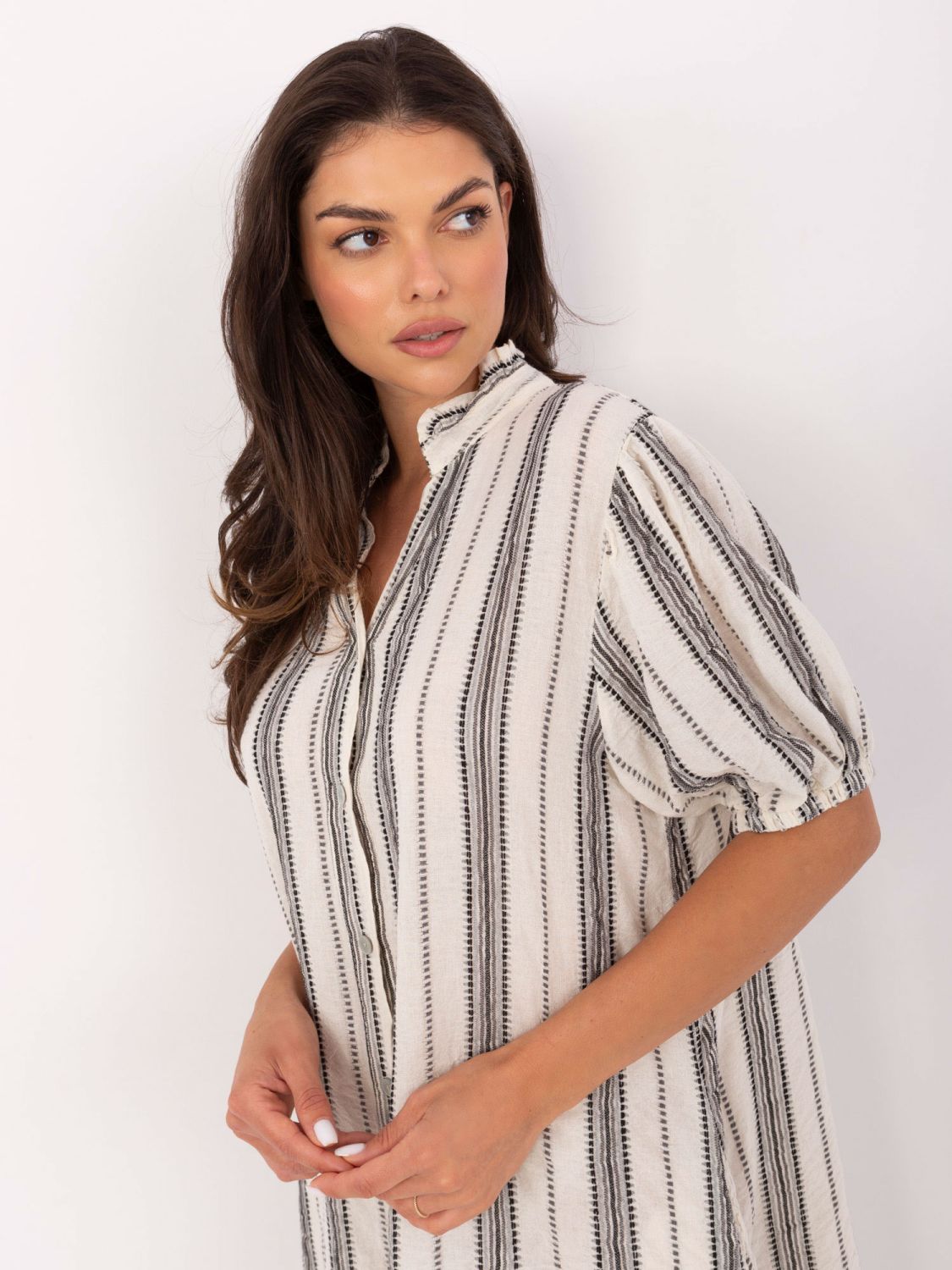 Oversize obleka z V izrezom v črno-beli kombinaciji