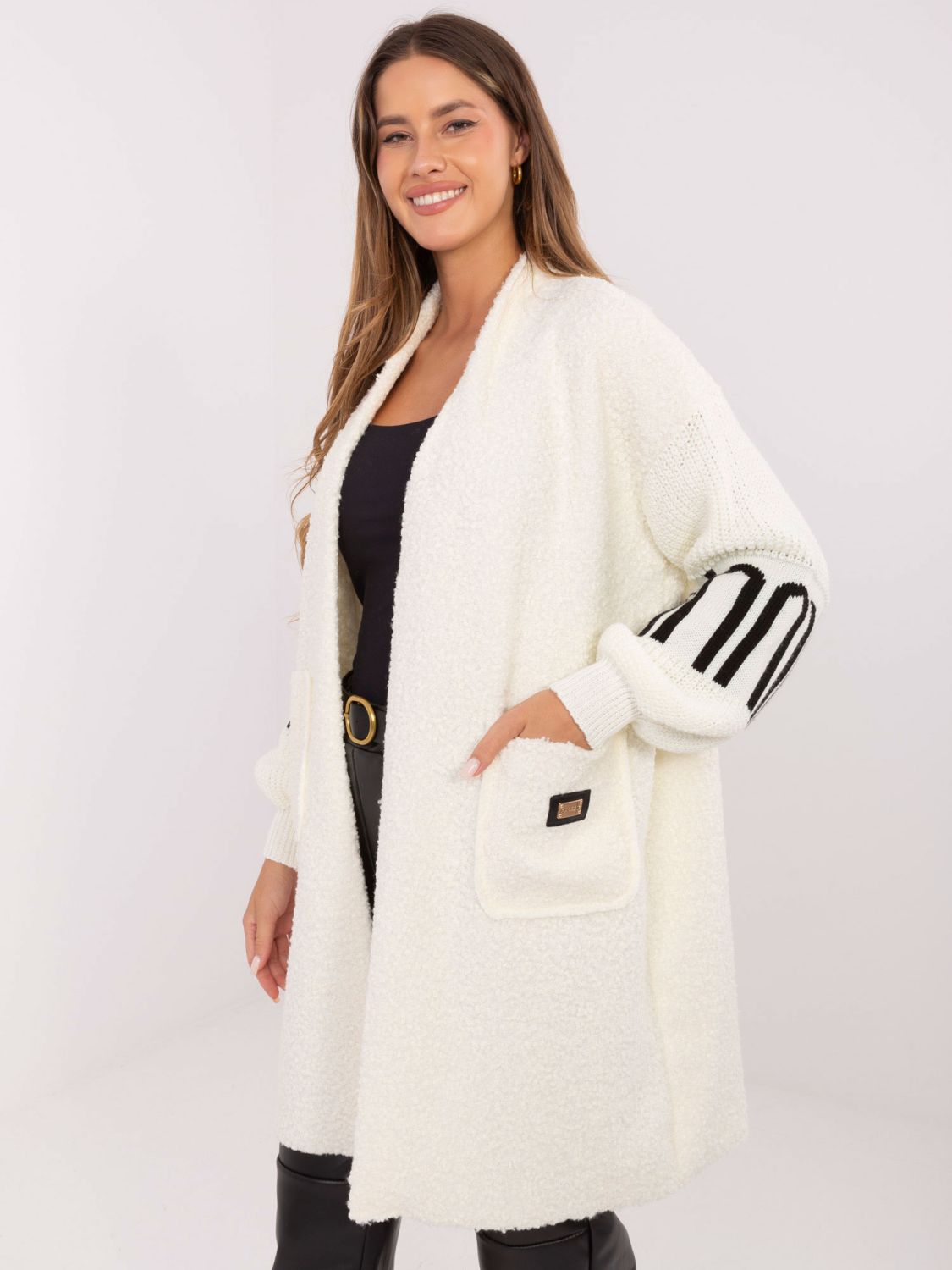 Elegantni ecru kardigan z žepi in napihnjenimi rokavi