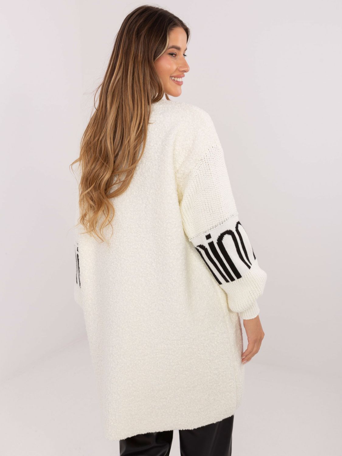 Elegantni ecru kardigan z žepi in napihnjenimi rokavi