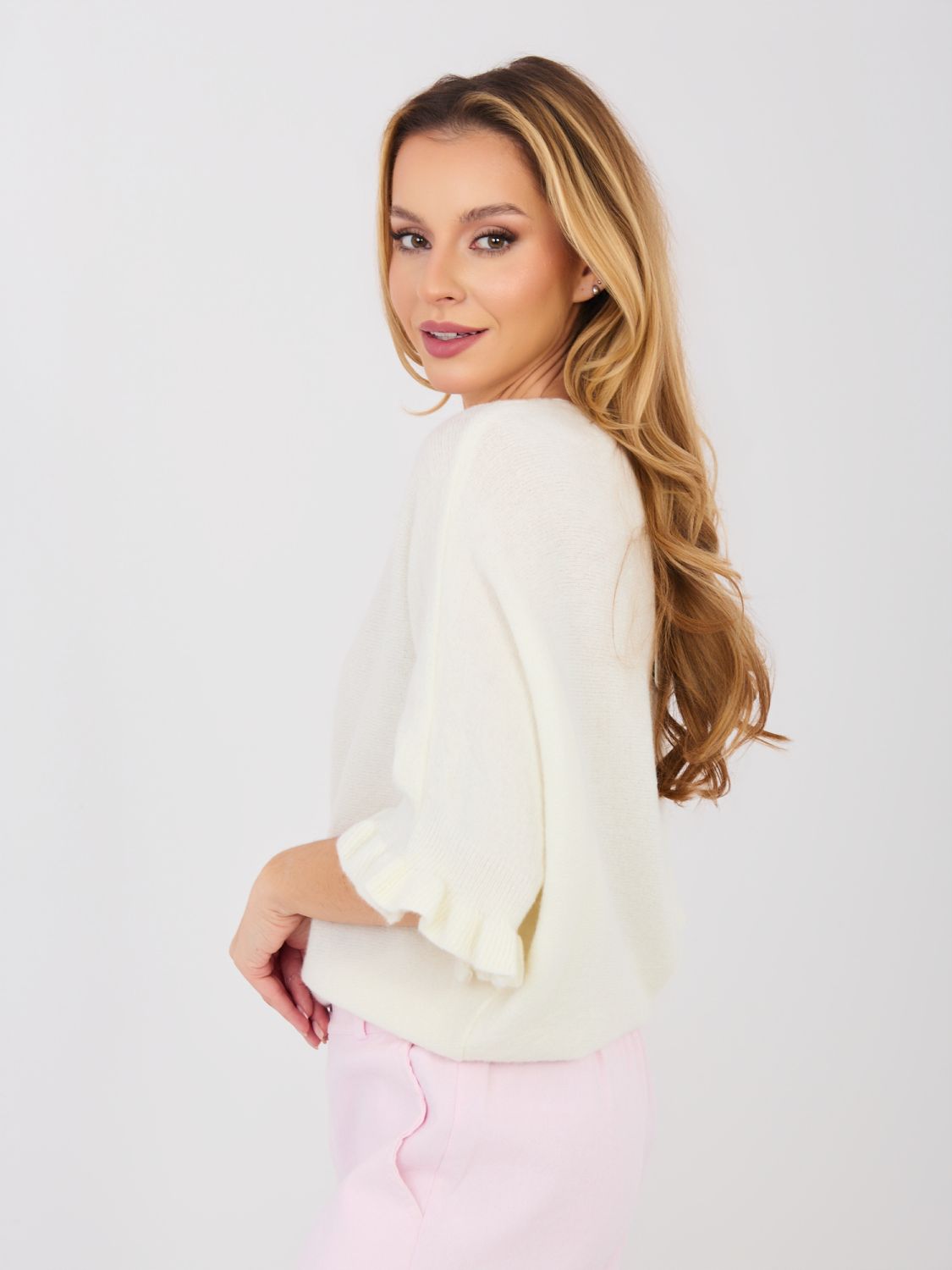 Ecru pulover s 3/4 rokavi in volanom