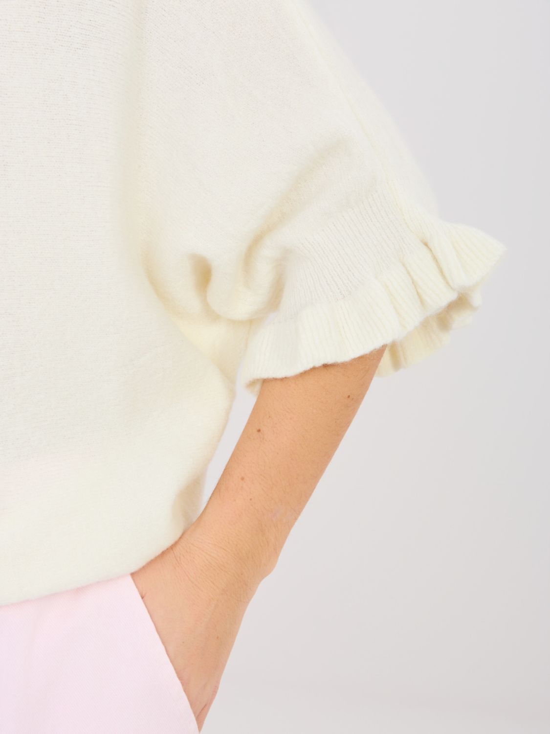 Ecru pulover s 3/4 rokavi in volanom