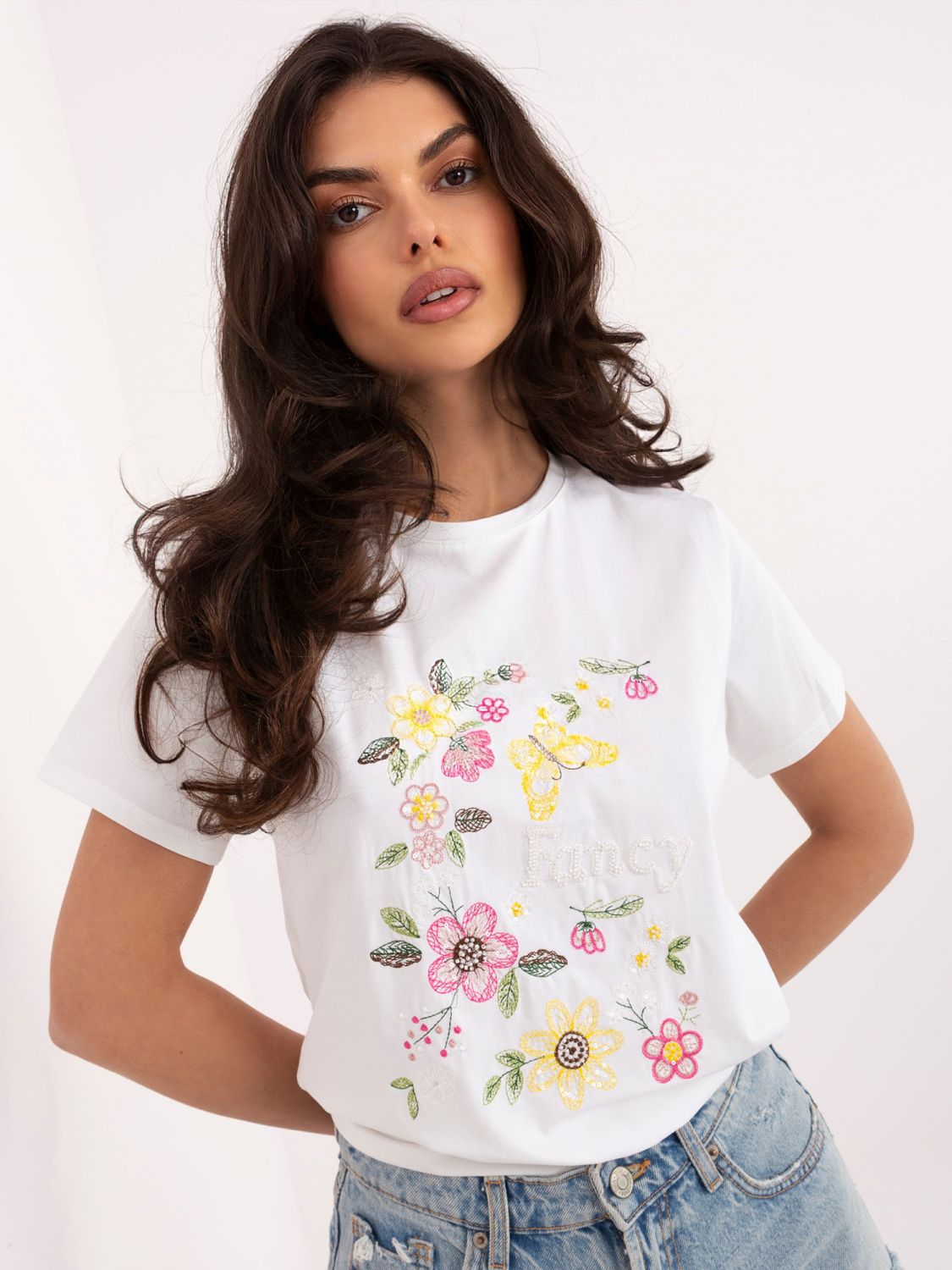 Bela majica z aplikacijo in vezenjem