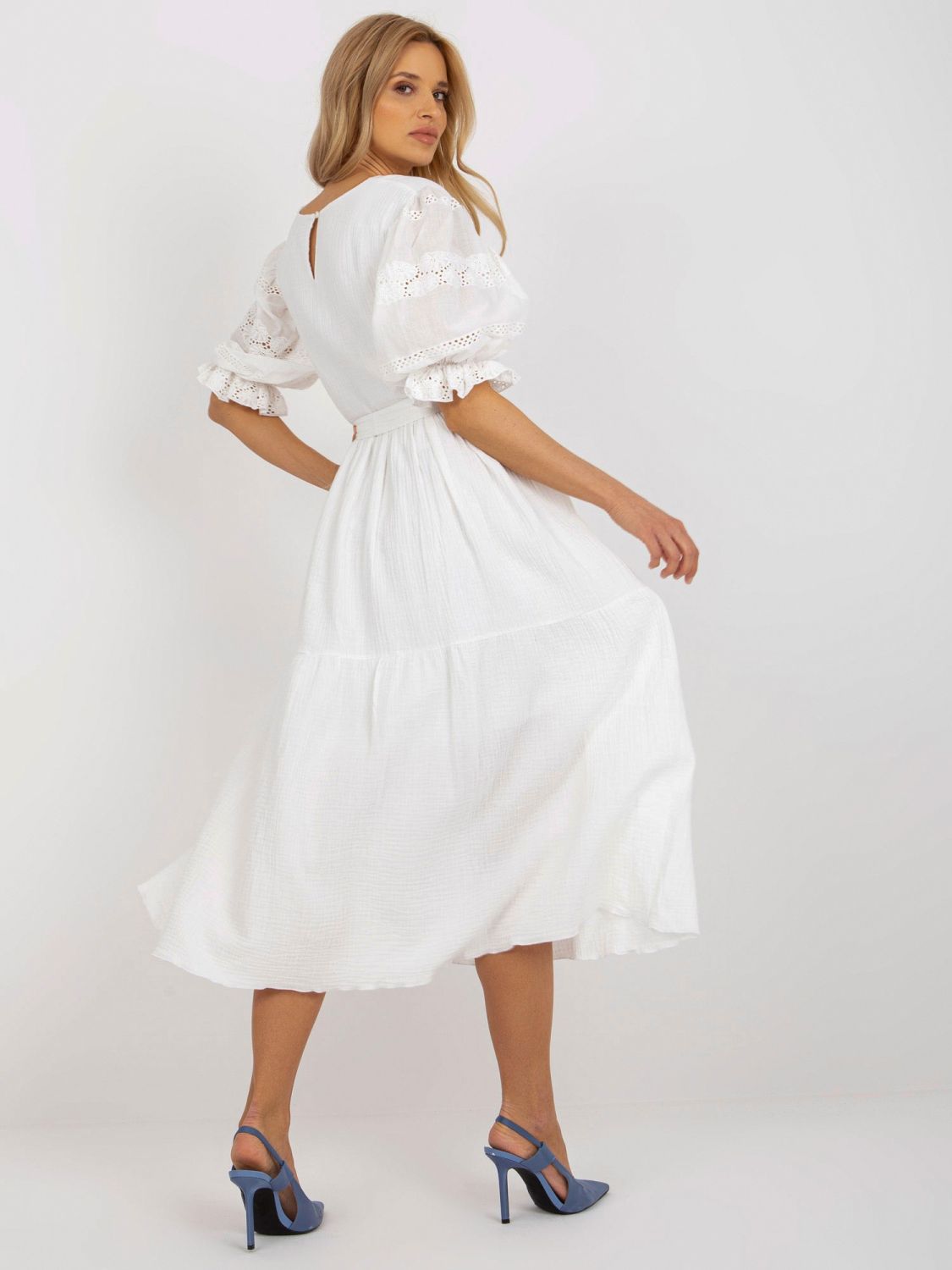 Ecru muslin oversize obleka z volanom in pasom