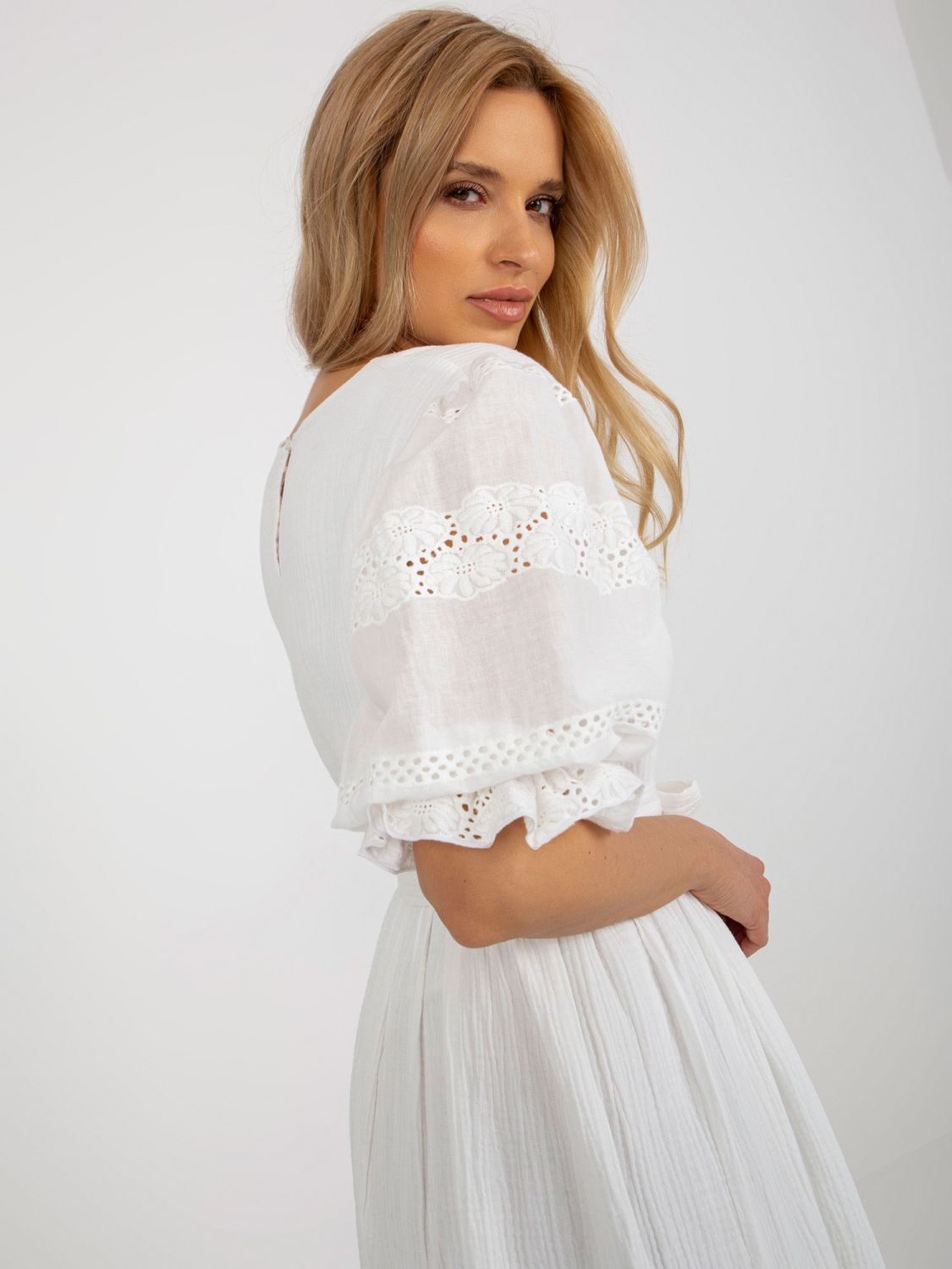 Ecru muslin oversize obleka z volanom in pasom