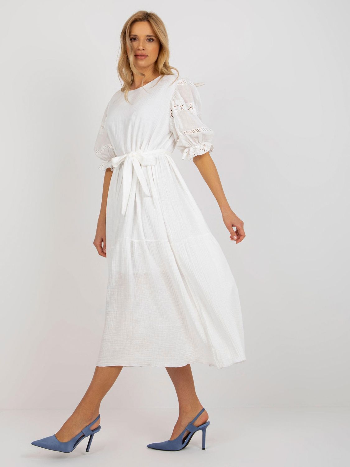 Ecru muslin oversize obleka z volanom in pasom