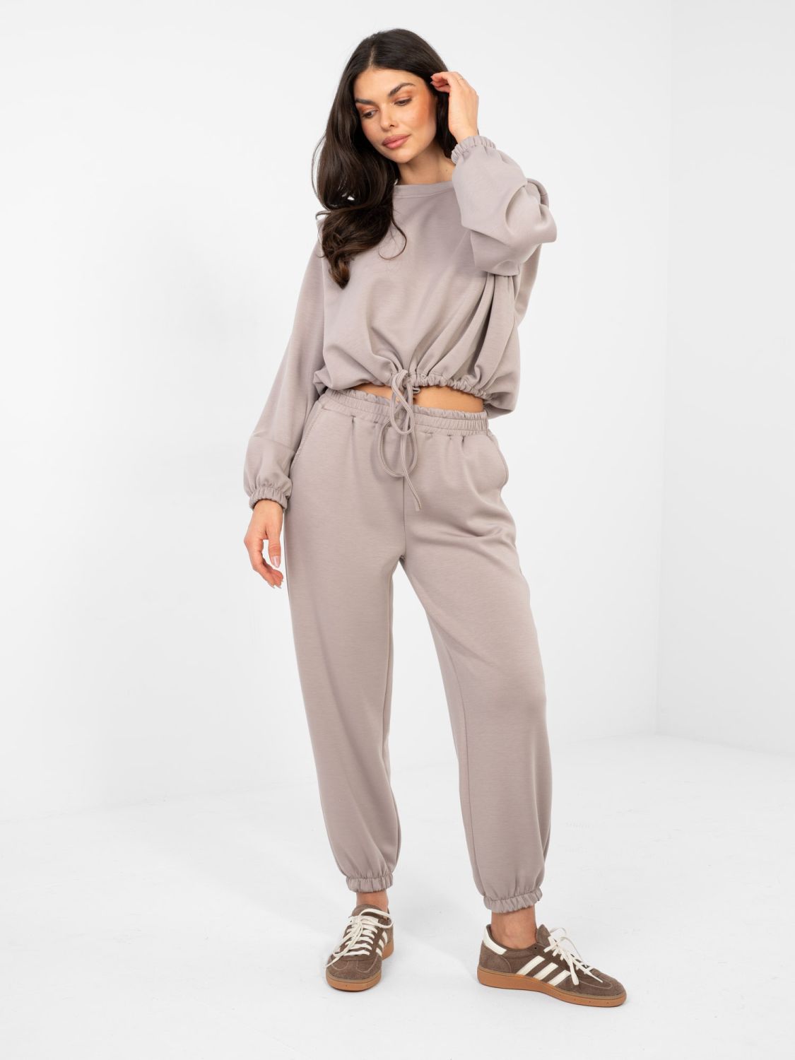 Ženski bež komplet z vezanjem in dolgimi rokavi