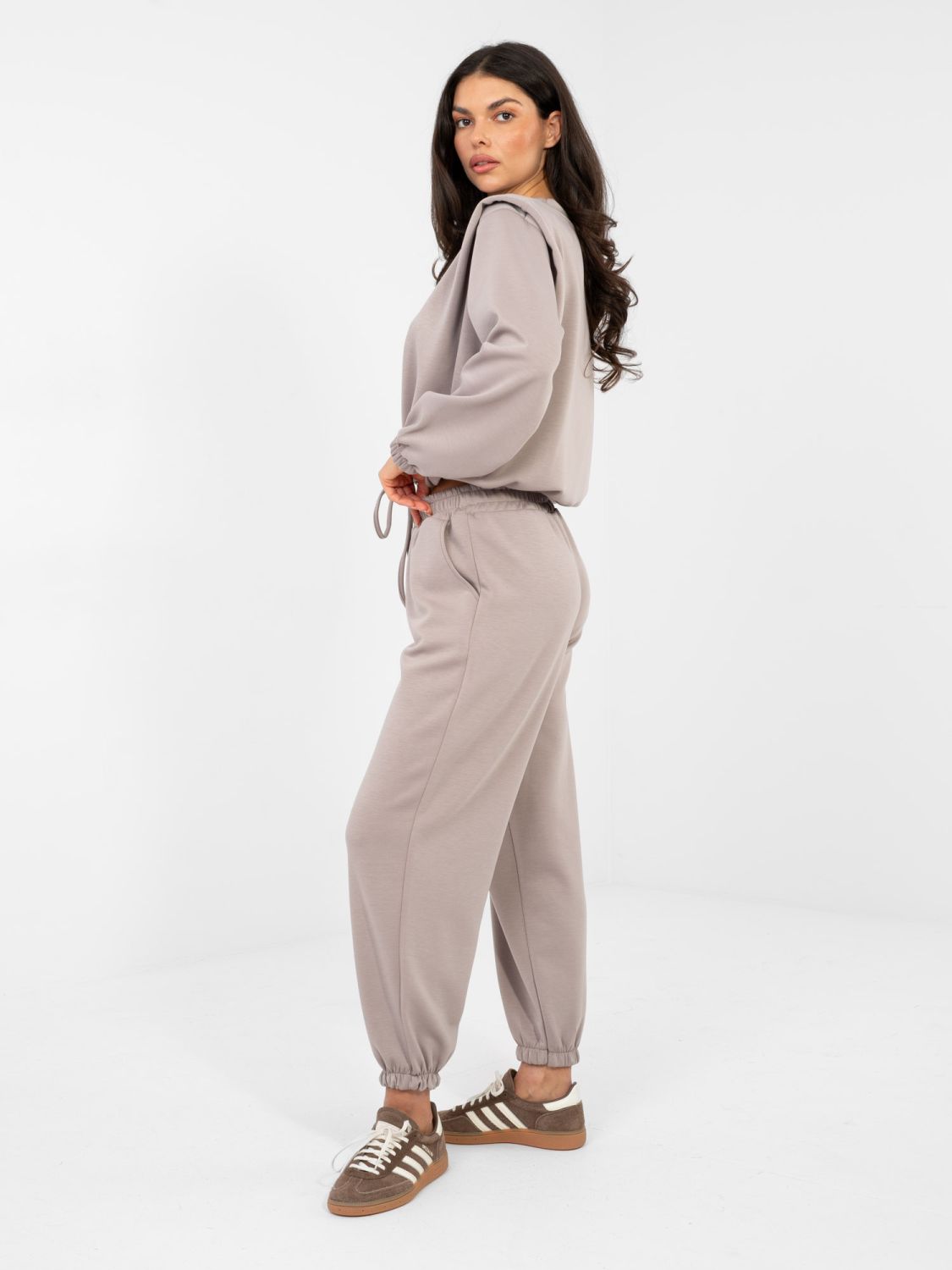 Ženski bež komplet z vezanjem in dolgimi rokavi