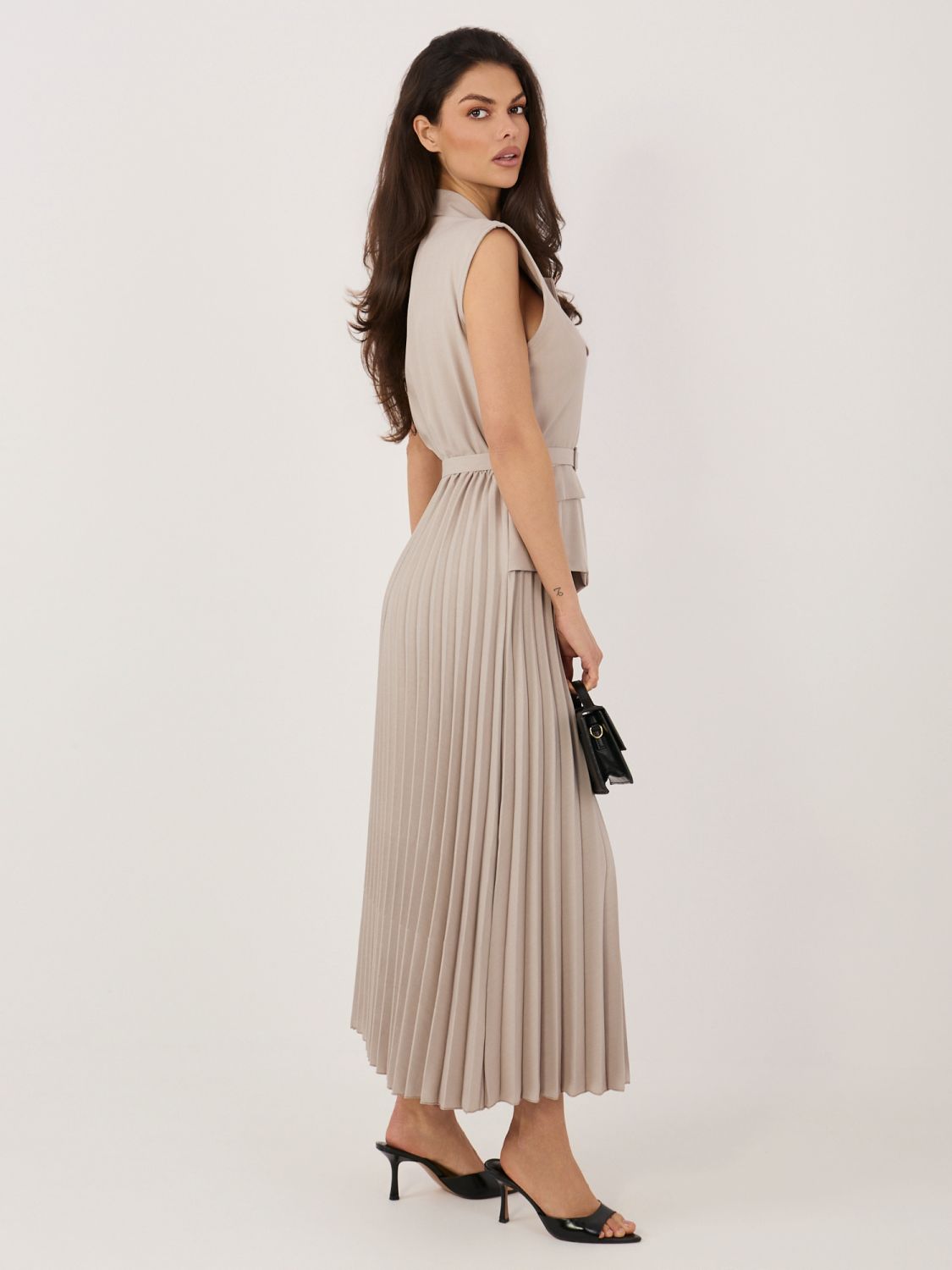 Elegantna bež midi obleka s pasom in bleščicami