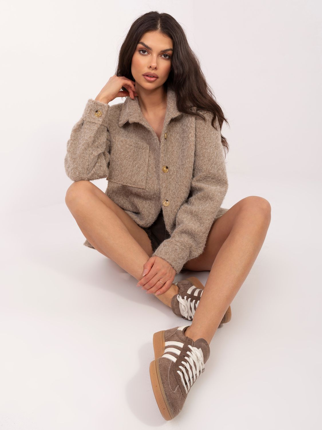 Bež jakna za prehodno obdobje z ovratnikom in žepi