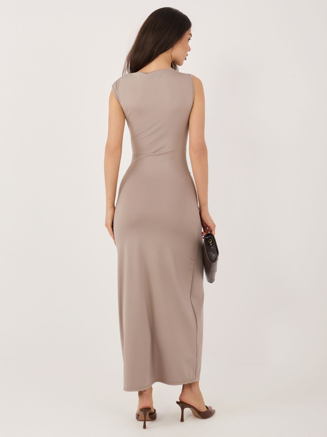 Elegantna bež midi obleka z vodnim izrezom