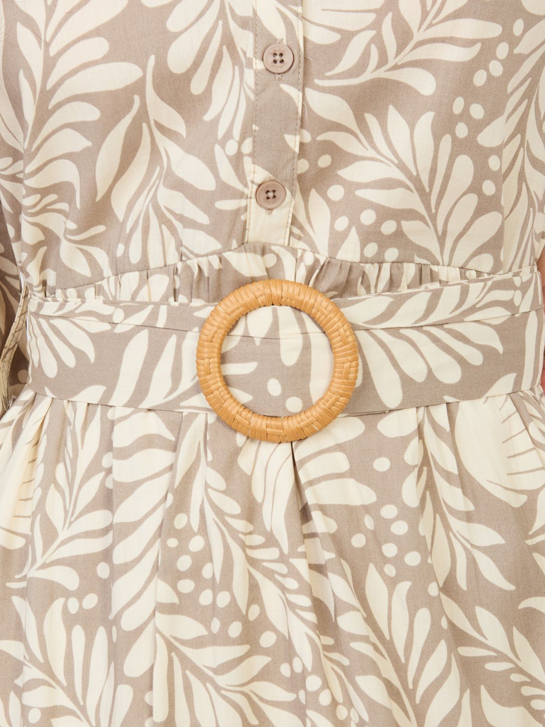 Bež obleka s pasom in volanom