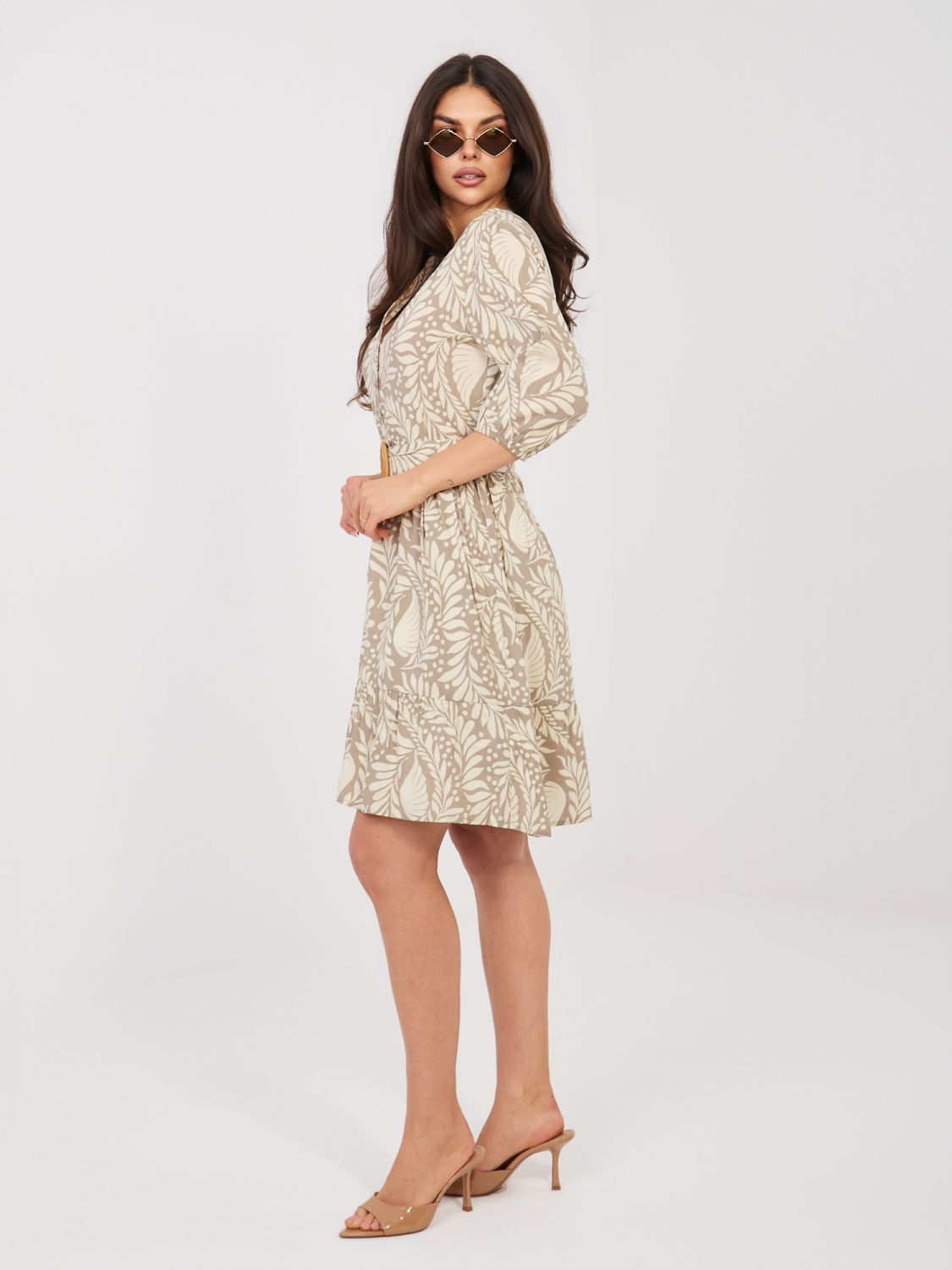 Bež obleka s pasom in volanom