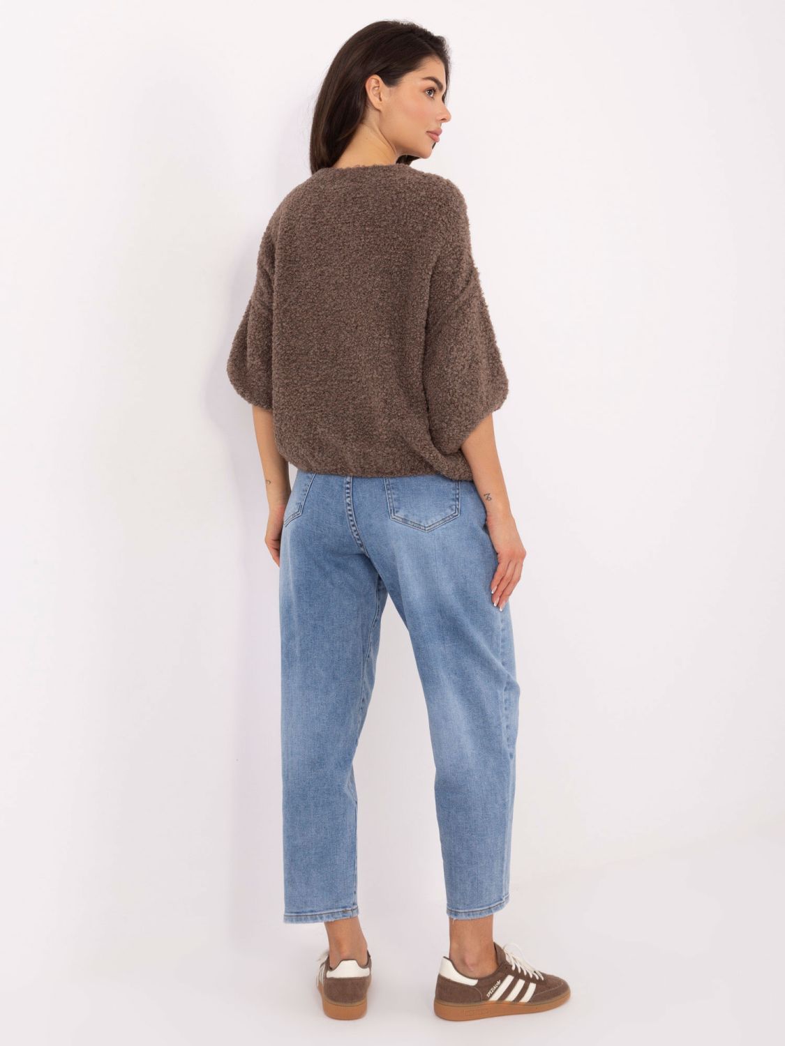 Eleganten bež pulover s 3/4 rokavi in gumbi