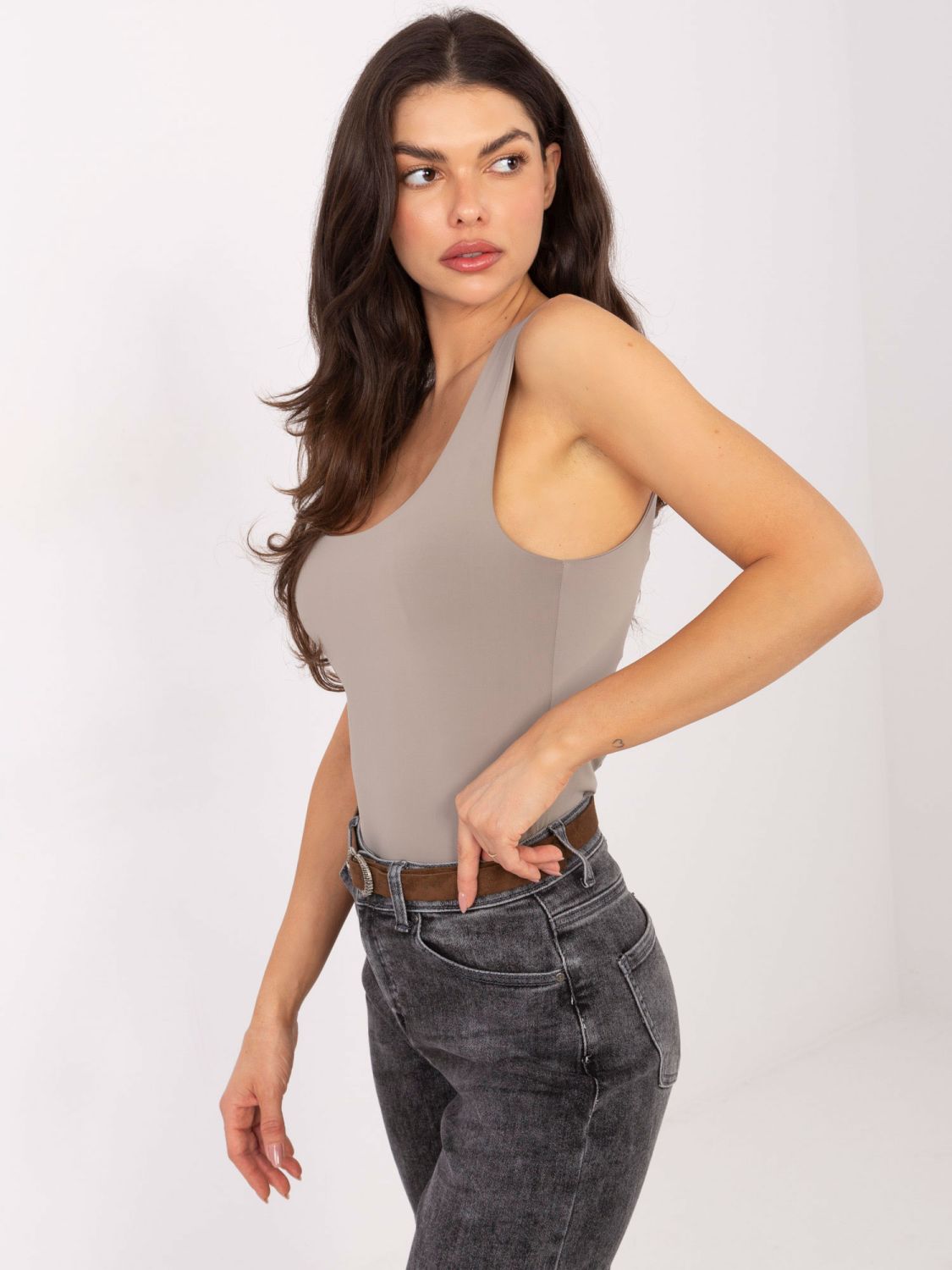 Bež top brez rokavov z okroglim izrezom