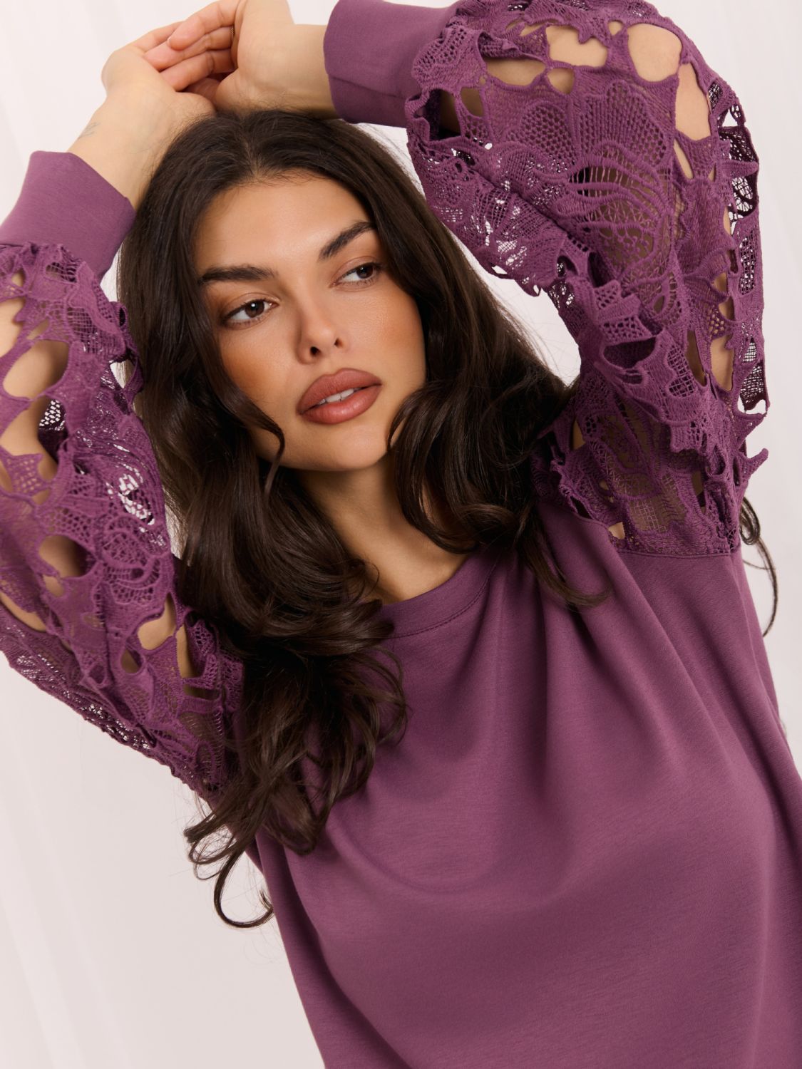Elegantna vijolična bluza s čipko in napihnjenimi rokavi