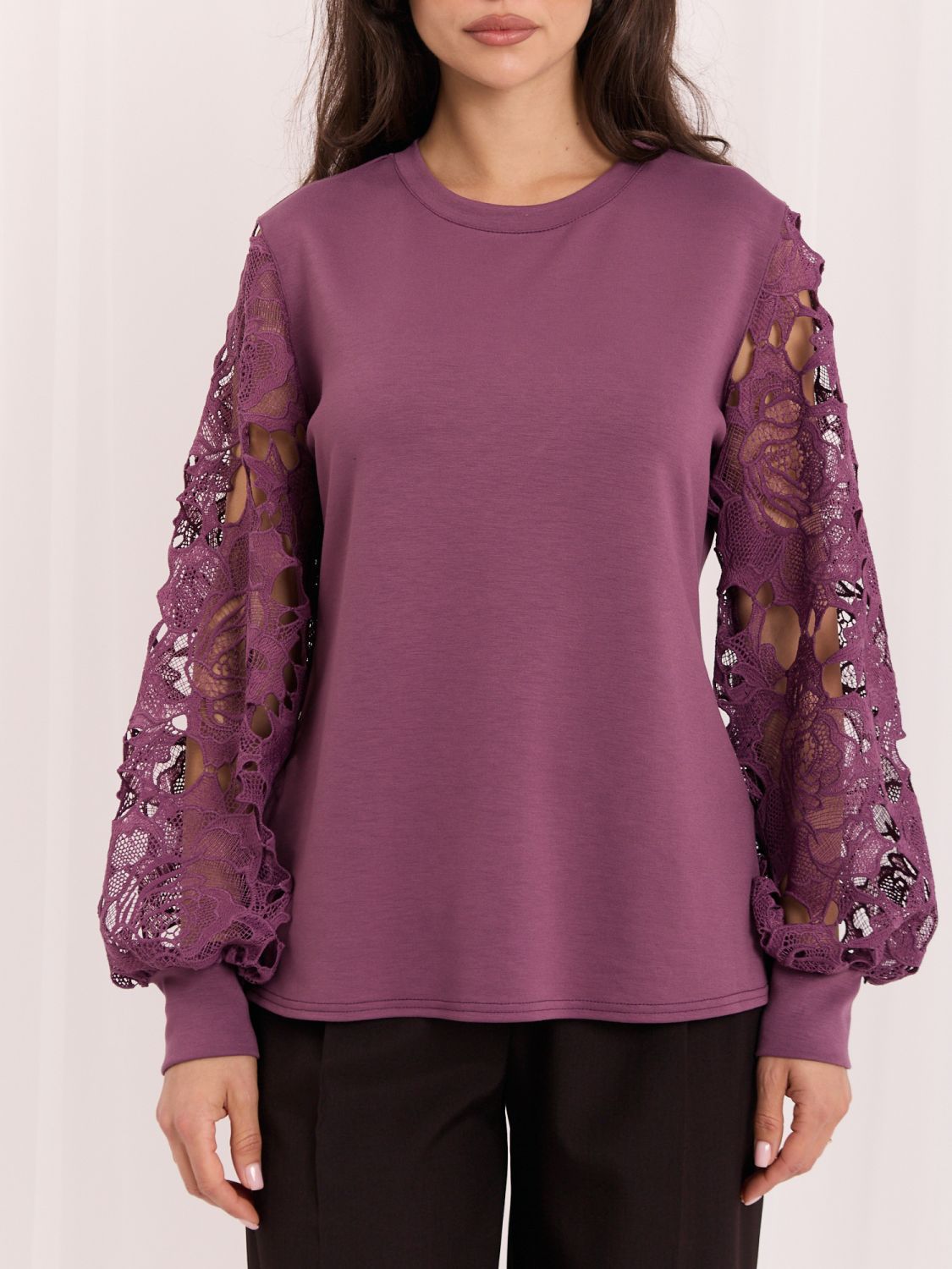 Elegantna vijolična bluza s čipko in napihnjenimi rokavi