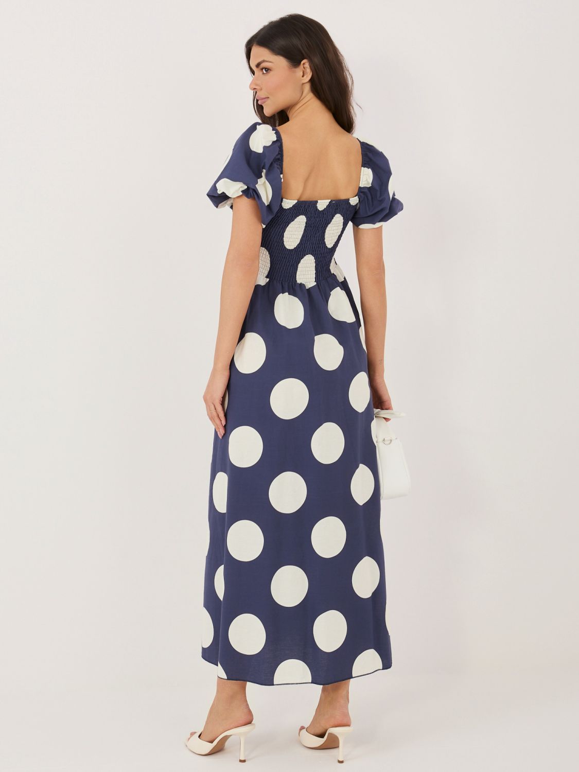 Dolga obleka s pikami in izpostavljenimi rameni