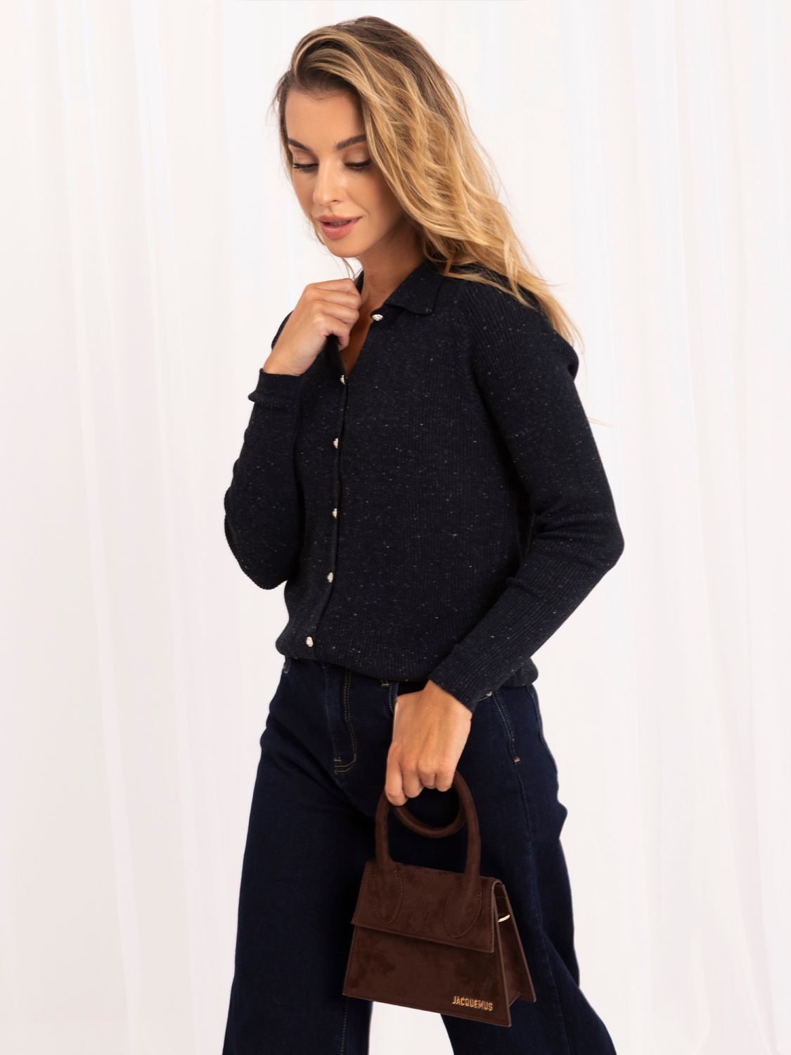 Eleganten temno moder polo pulover z ovratnikom
