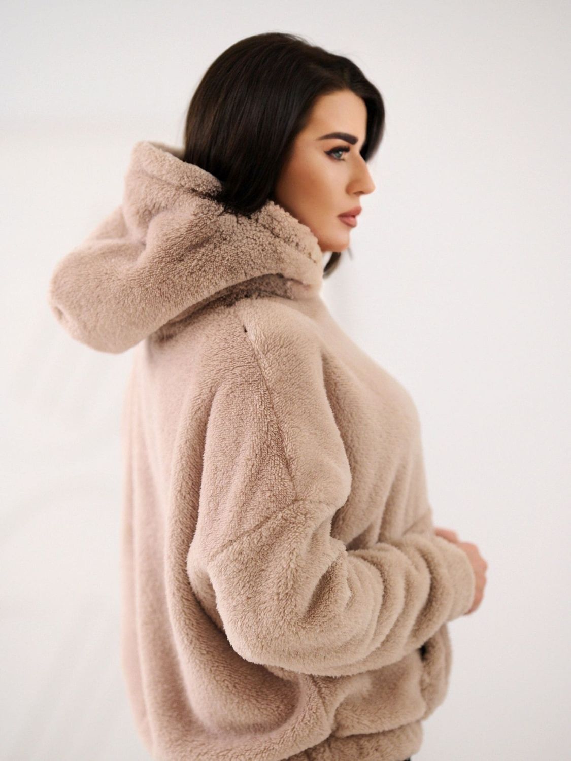 Bež pulover s kapuco in žepom