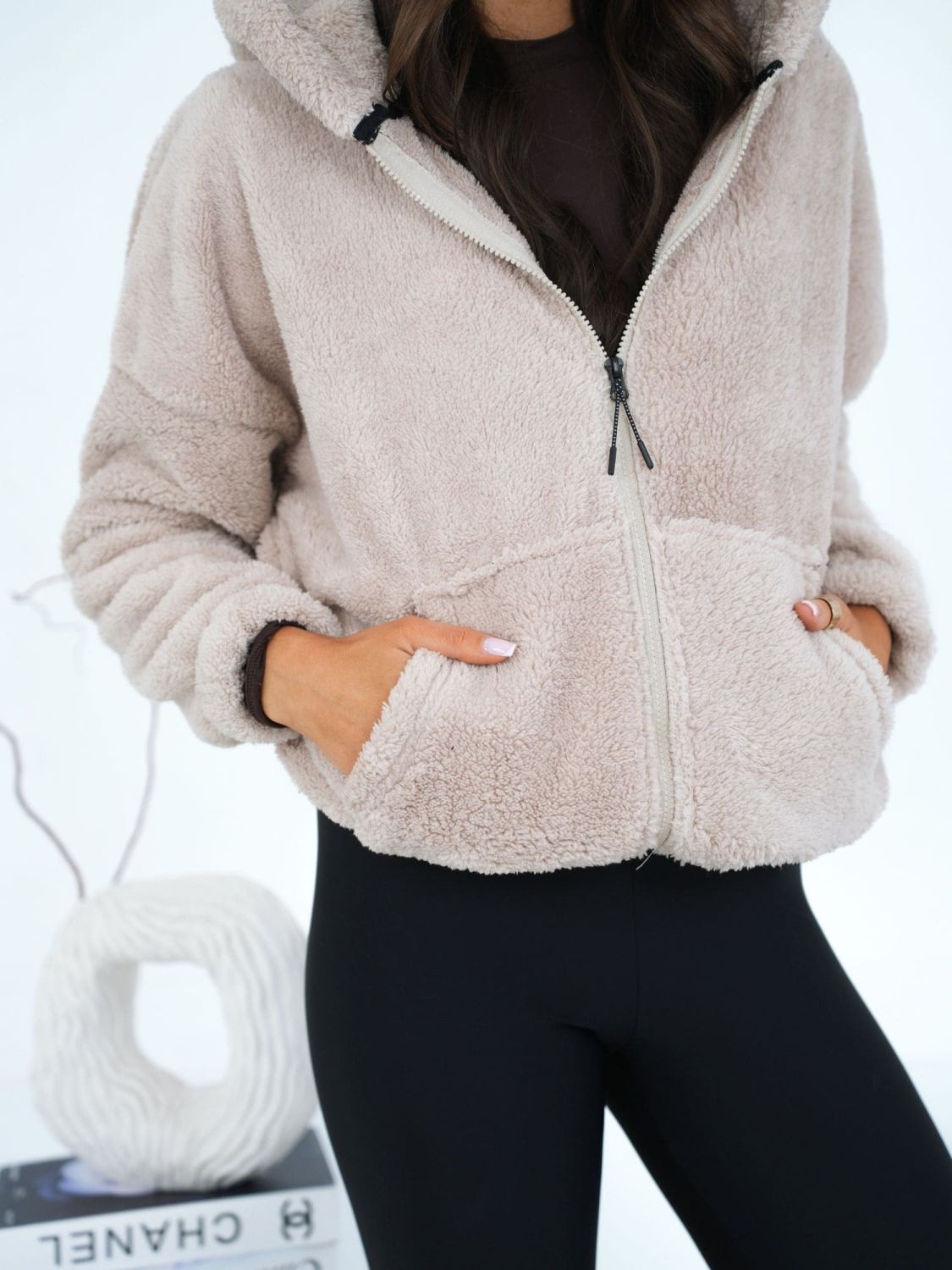 Bež pulover s kapuco in zadrgo