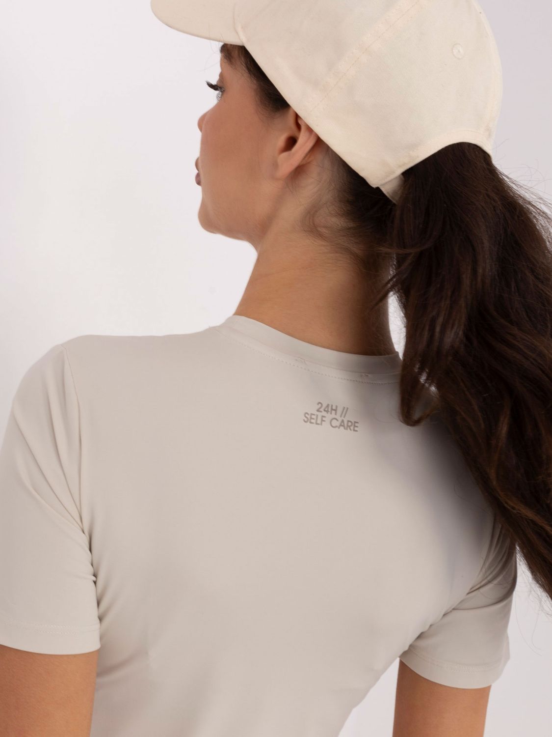 Bež bluza s kratkimi rokavi in okroglim izrezom