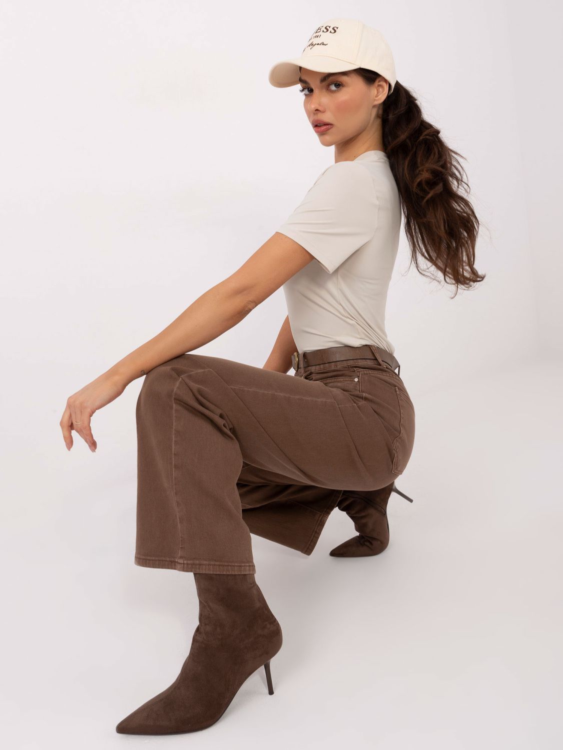 Bež bluza s kratkimi rokavi in okroglim izrezom