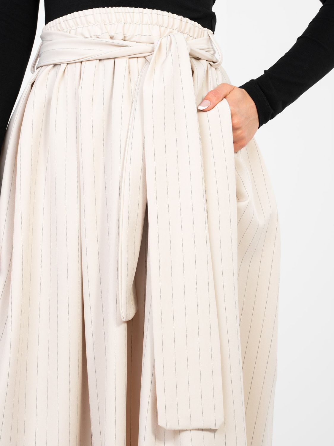 Elegantno bež midi krilo s črtami in pasom