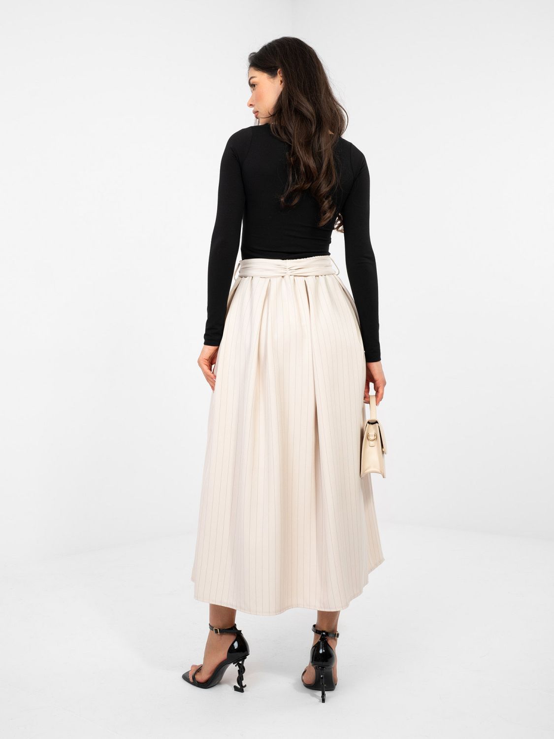 Elegantno bež midi krilo s črtami in pasom