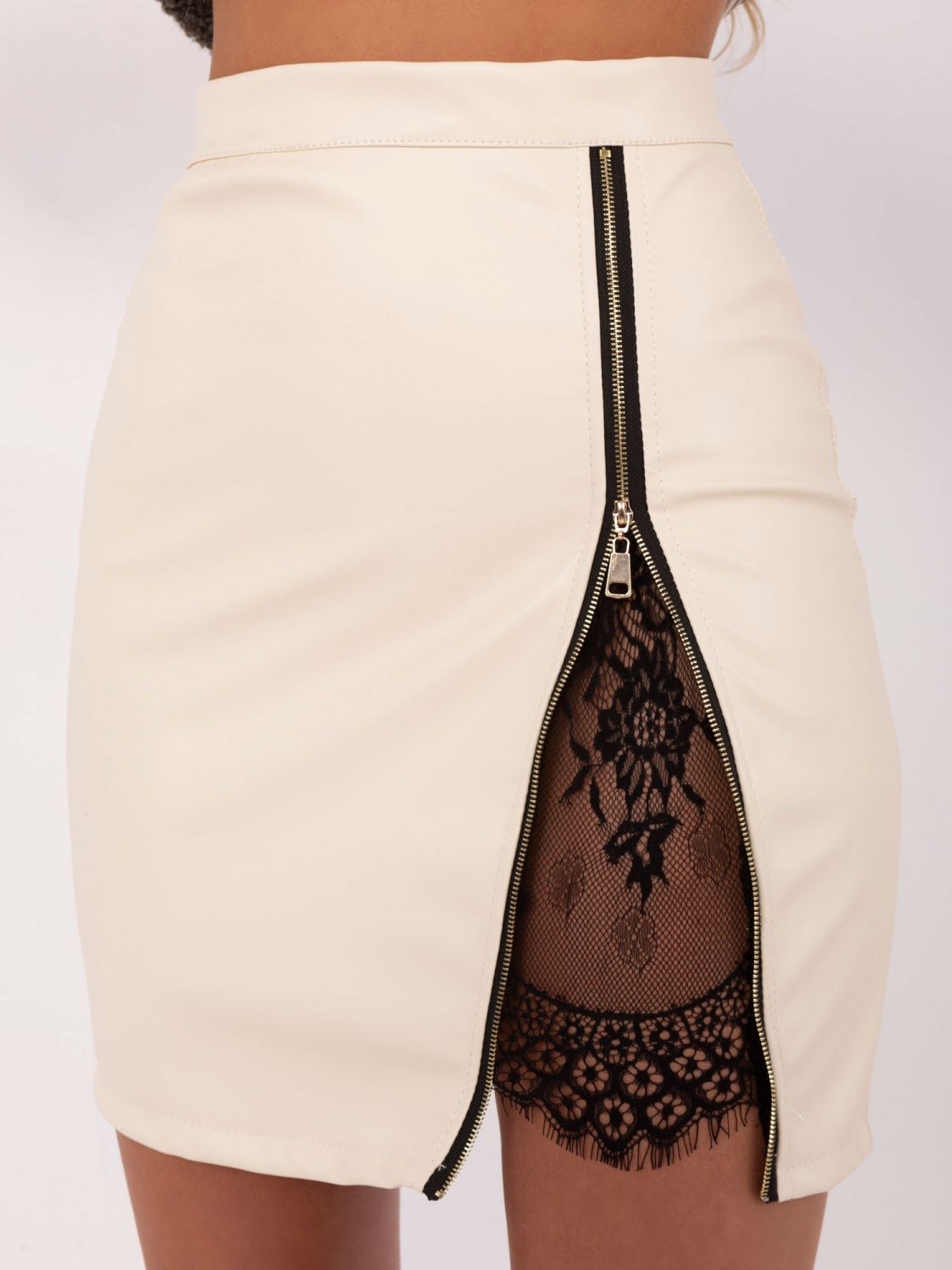 Bež mini krilo iz umetnega usnja s čipko