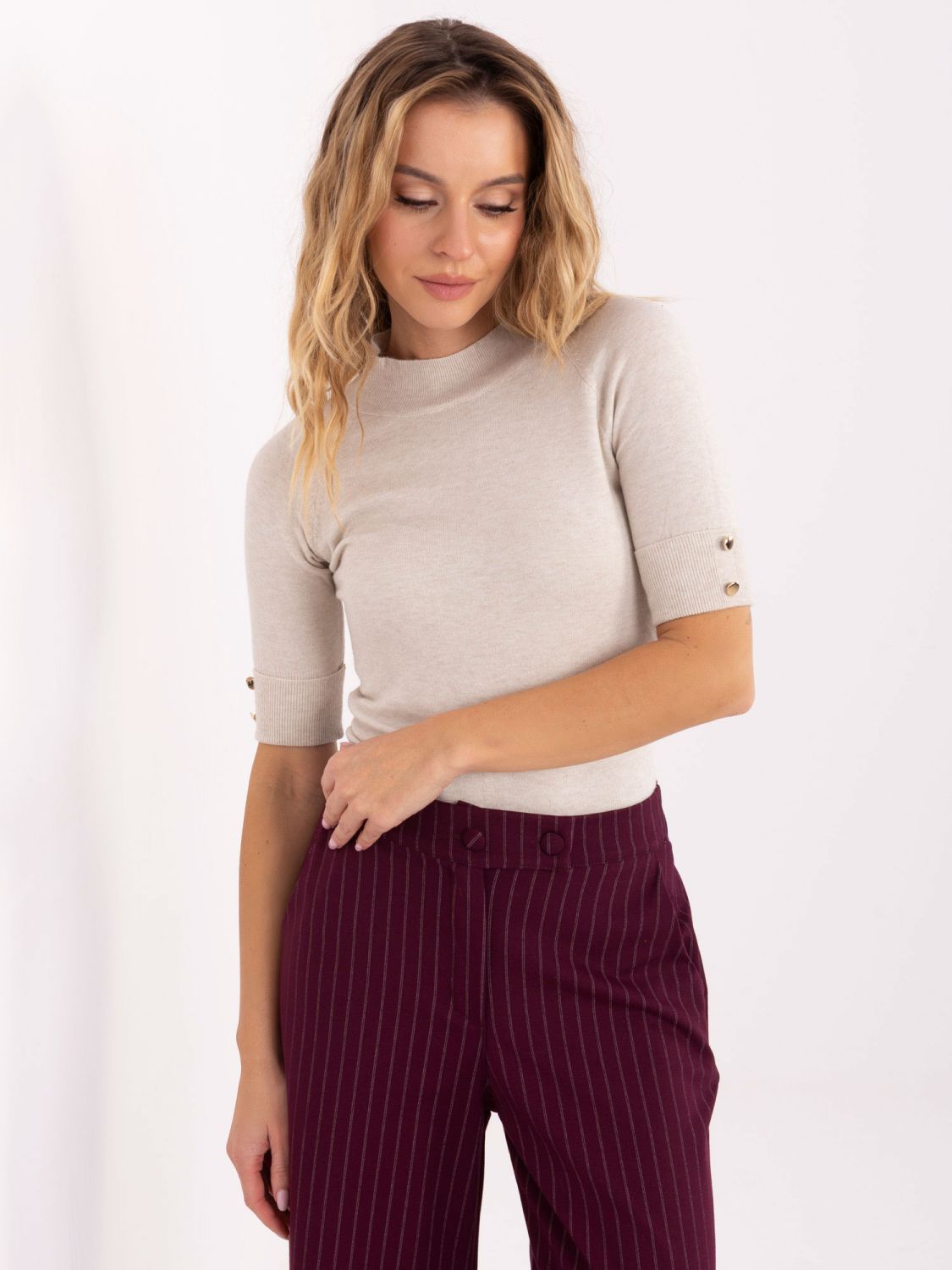 Eleganten bež pulover s stoječim ovratnikom in kratkimi rokavi